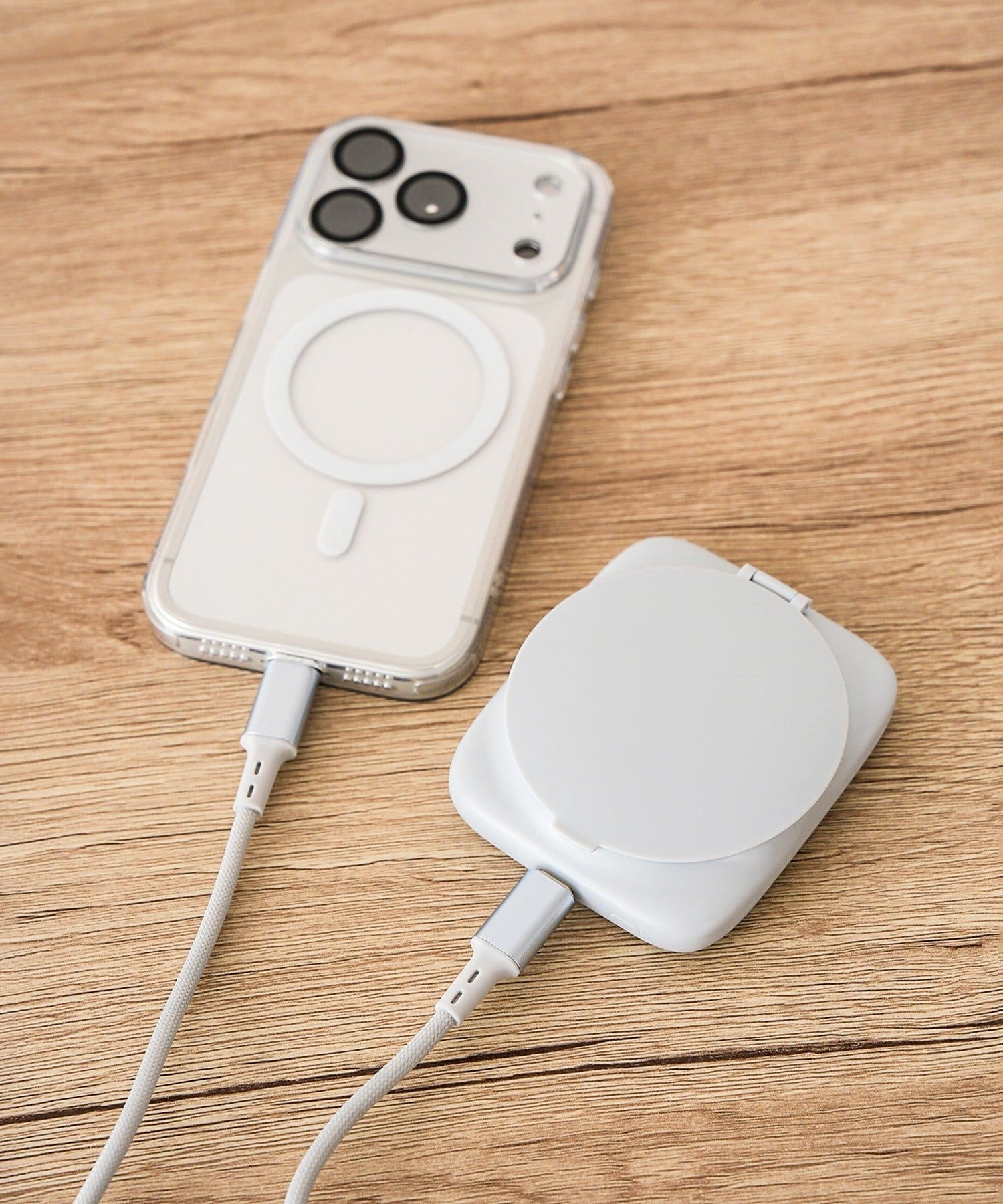 日本 3coins 帶有磁吸功能充電寶(附帶小型鏡子)