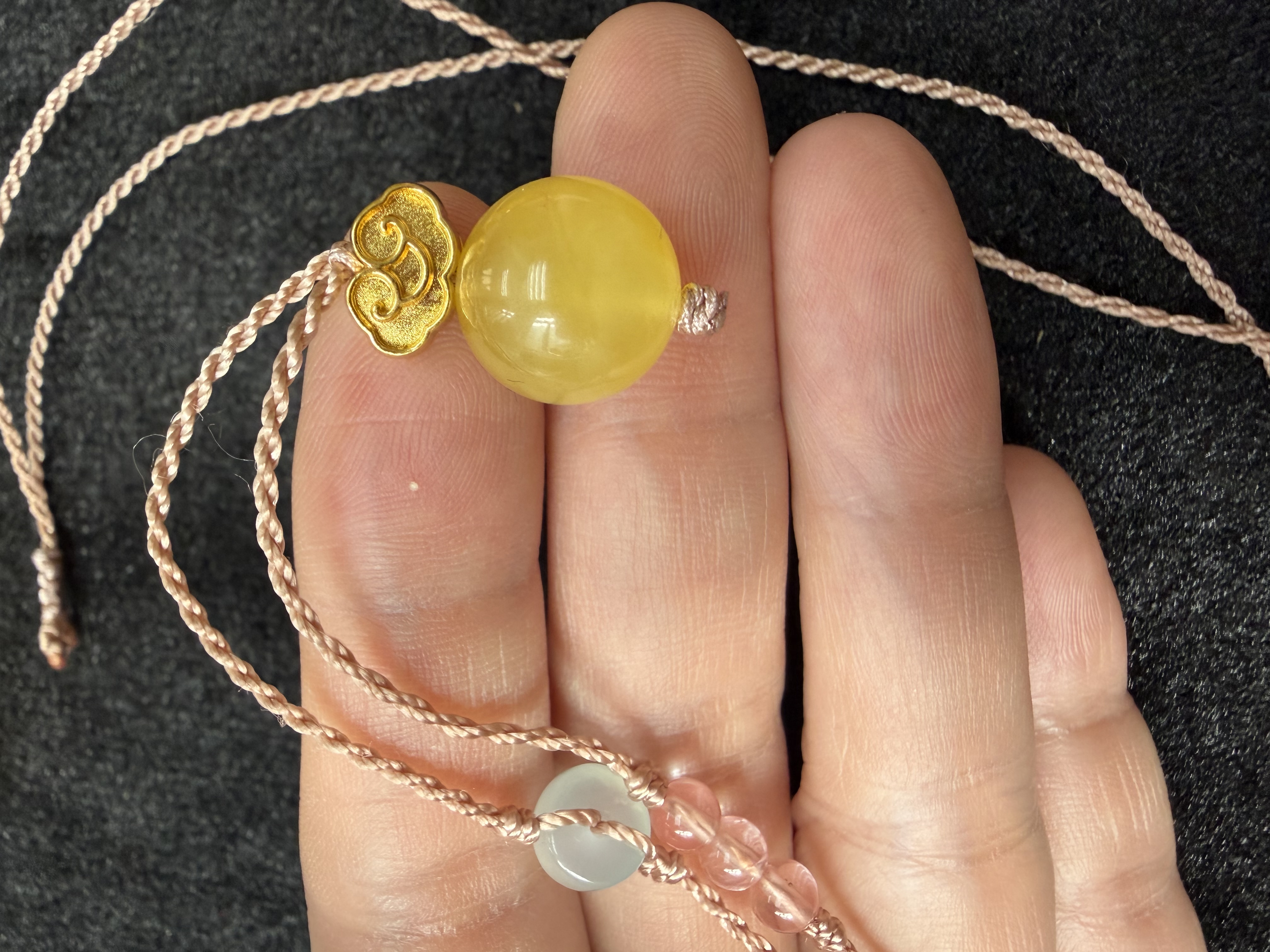 當卡中心新年義賣品#6：蓮師財神蜜蠟珠（配：吉祥雲、含頸繩）23/2寄出（不包郵）義賣品請勿使用積分扣減