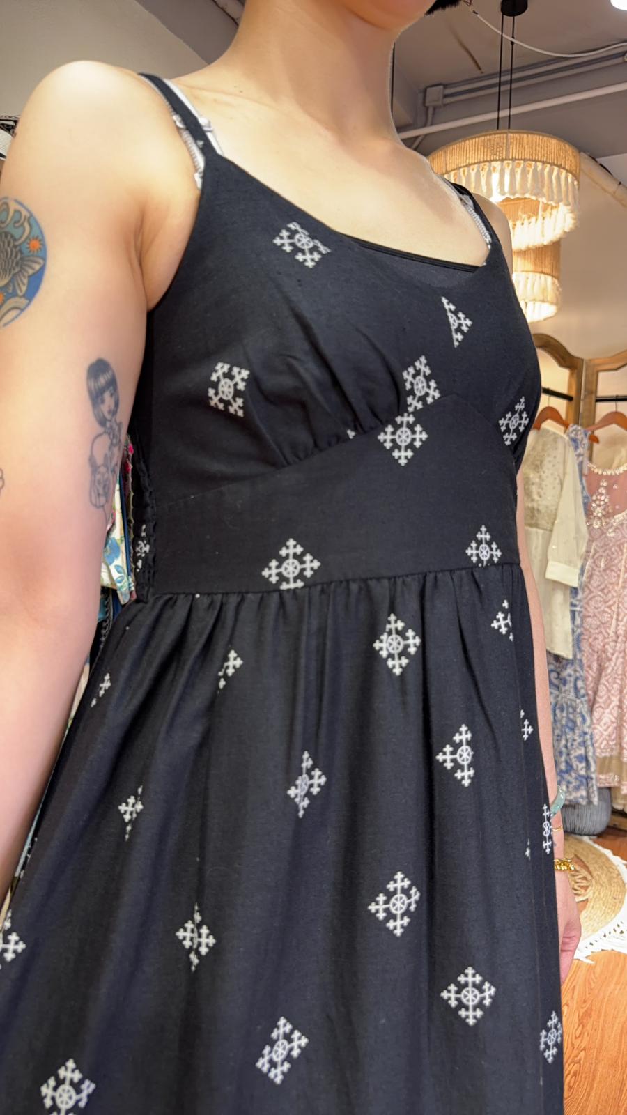 2925 Black Simple White Print Totem Edge OP 46"