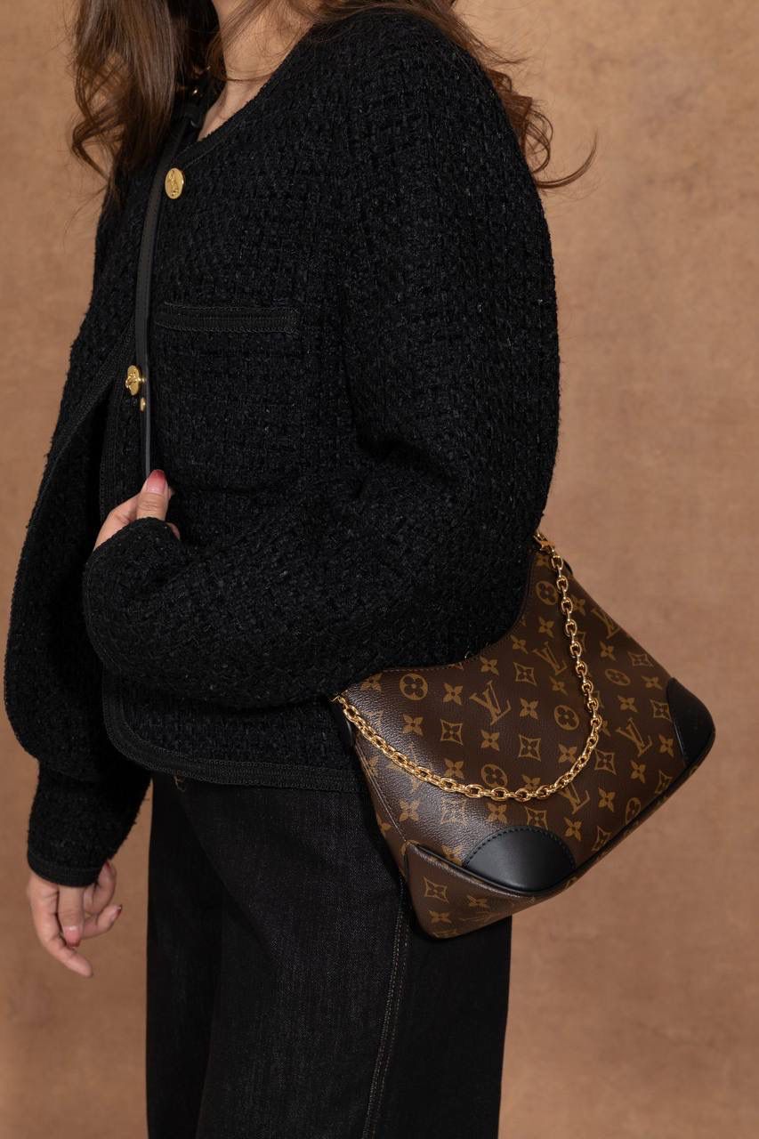 LV BOULONGNE 🥐 爆款之王 🥹 这款真的超火，一看就知道为什么会爆🔥 包型是牛角包，小巧可爱但超级能装，日常出门完全够用。 复古＋时尚的设计，颜值真的很高，怎么背都好看👍👍 肩带可拆又可调，想斜挎、单肩都 OK～ 加上链条马上变腋下包，气质直接拉满✨ Size：29 × 16 × 9.5 cm 好看又实用，真的是必入款 💖