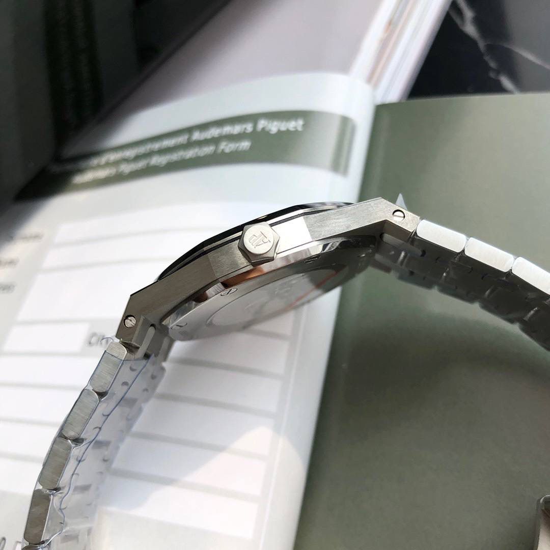 专柜很难买的AP女款到货啦！今天我们介绍的就是爱彼皇家橡树系列中的女士腕表。其官方型号为67651ST.ZZ.1261ST.01。爱彼皇家橡树系列独有的八角形外观还拥有爱彼独特的设计风格也将女士优雅风格融入其中，深受女士们的爱戴，即使只有33毫米的小尺寸，也将爱彼独有的纯净美感与刚毅线条展现的淋漓尽致。 而镶满钻石的表圈也为佩戴的女士增添了更多的柔美。（40颗明亮型切割美钻 总重约0.71克拉）搭载瑞士石英机芯、拥有实用的日历显示功能，女士们佩戴起来不会显得沉重 配专柜全套包装出售。这种货一般数量不是很多的。数量有限哦。