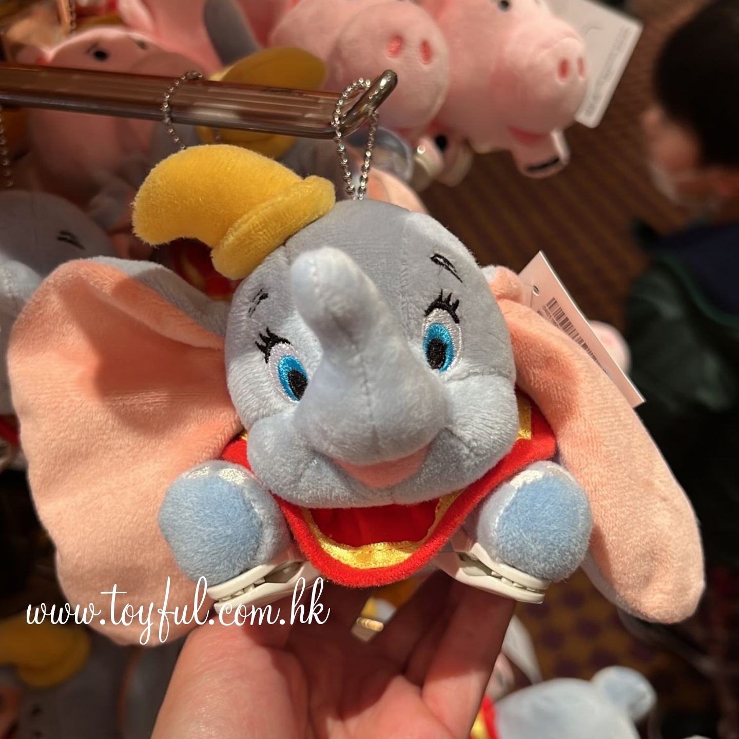 [現貨] [東京迪士尼] 小飛象| 夾膊頭毛公仔吊飾 {TF2209077}