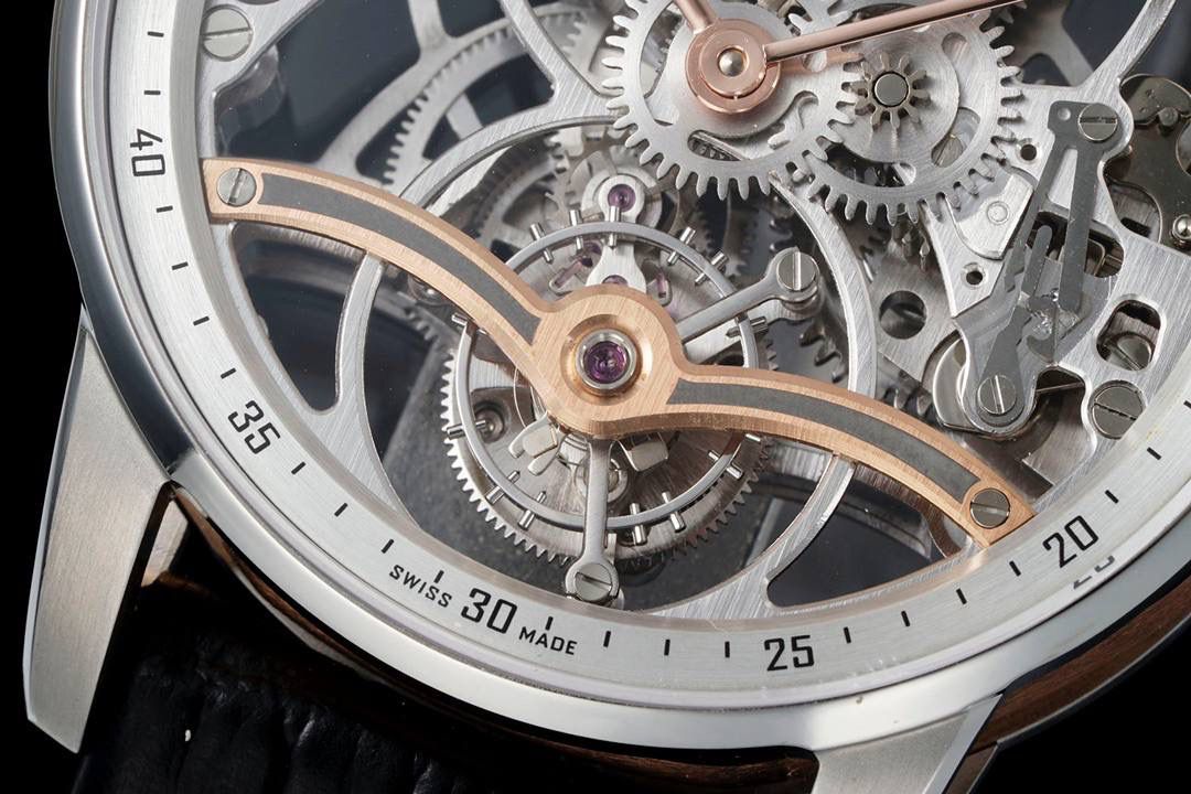 🚀爱彼最新款陀飞轮镂空腕表Code 11.59系列 Ref.26600 推出双拼色复杂动感结构表壳。全新标志性双曲面水晶玻璃带来独特的视觉体验！💯 亮点1、匆匆一瞥无法体现 Code 11.59 系列的复杂性和令人印象深刻的工艺。它看似圆形的表壳搭配纤薄的表圈，实则为大胆、并置的建筑形状的多面融合。为向品牌标志性皇家橡树表圈致敬，表壳中层为八角形，配有厚拉丝表带和抛光倒角。表耳也采用拉丝表面和抛光斜面，呈镂空设计。衔接表圈和底盖上，拱起保护着表壳中层。表壳中层与表圈、表耳和底盖之间的对比凸显了表壳的精致结构，表壳直径为 41 毫米。 亮点2、表盘由拱形双曲面蓝宝石水晶镜面保护，镜面高于明亮的抛光表圈，镂空陀飞轮机芯一览无余。定制AP 2948 型机芯是一款多层手动上链陀飞轮机芯，垂直排列的机芯，陀飞轮位于 6 点钟位置，发条盒位于 12 点钟位置，为镂空带来令人愉悦的对称性。机芯优雅弯曲的桥板采用三种不同的灰色调，突出了深度，并与浅灰色发条盒和齿轮系形成鲜明对比。内包头粒尼龙/皮表带，配小牛皮衬里 配备AP 针扣。