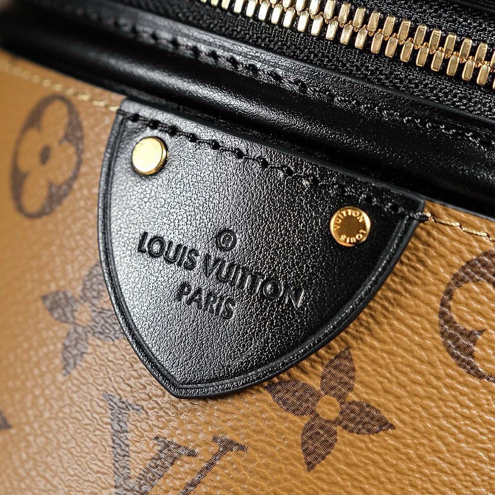 LV Vanity 手袋 👜✨ 📏 小号尺寸：15 × 17 × 15 cm 这款灵感来自经典 LV Cannes 化妆箱～ 半硬质包型，复古又高级 ✨ Monogram + Monogram Reverse 帆布拼接，很有 LV 味道 💕 设计优雅耐看，经典不过时～ 配有顶部手柄和可拆皮革肩带， 可以手提、肩背或斜挎，多种背法很方便 🥰