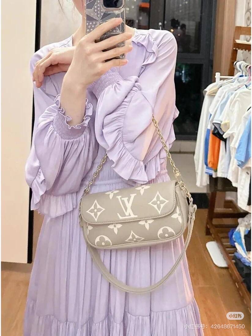 全皮IVY👜✨ 新晋人气王IVY手袋来了哈，全皮压纹款！ IVY拿到手真的一整个大惊艳！！！上身即干练！链条肩带+皮肩带的加持，轻松解锁N种背法，实用性强的可怕，可谓是新一代包包的“集大成”者！ 小小一只容量足、造型顶、颜值高，配个小裙子、小吊带、一整个穿搭分为拉满，怒吼安利人手一只哈💕💕 尺寸：22/10/5cm M82211 灰色丝印 M82154 黑色压花