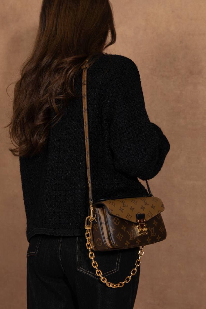 LV小邮差🎀 用的是 A+ 级全钢五金，亮亮的很有质感；再加上进口高弹面料，摸起来舒服，有弹性又有光泽，真的很加分咯 ✨ 渠道货包装，简单大方不浮夸。尺寸 21.5 × 13.5 × 6cm，小小一只但很实用，出门背刚刚好 👜