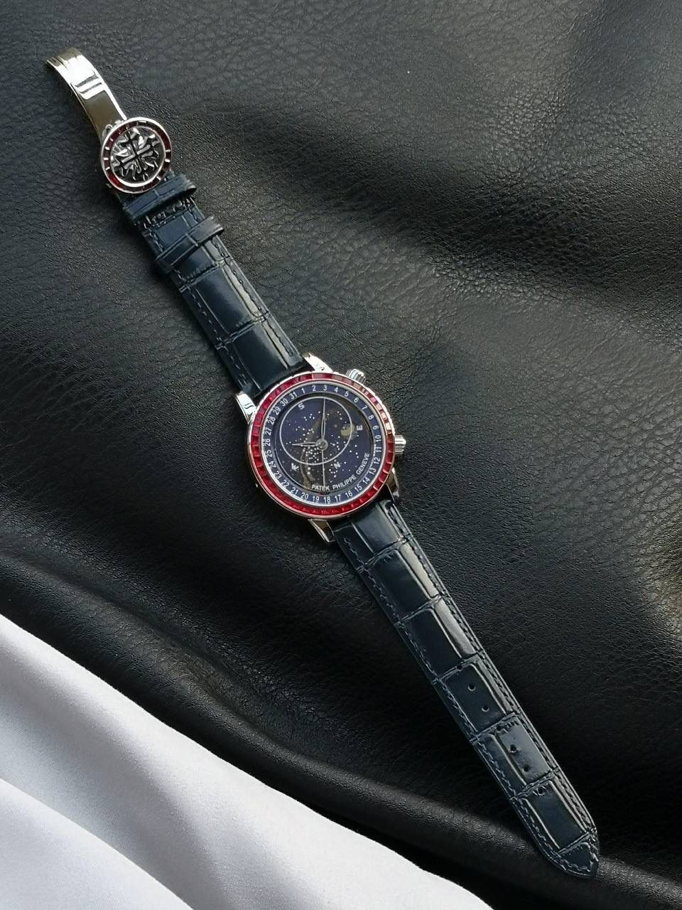 百达翡丽PP-6104G 日内瓦苍穹系列 市场顶级复刻神作震撼来袭！ 搭载原装进口miyota全自动机械机芯改制Cla.240机芯，搭配原装珍珠18K金自动锤，走时精准稳定，性能媲美正品；表圈镶嵌45颗璀璨宝石，表扣点缀28颗珍稀晶石，光影流转间尽显奢华质感；微拱形防眩目处理表镜，折射效果立体通透，让表盘细节清晰可见，质感再升一级💯💯