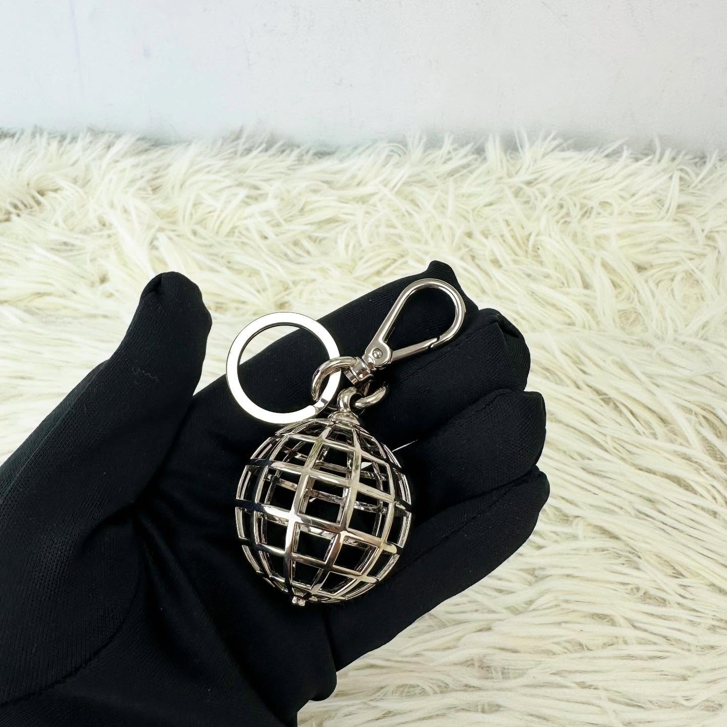 PRADA 🤍PRE OWNED 銀色地球金屬鎖匙扣 全套有盒🩶 