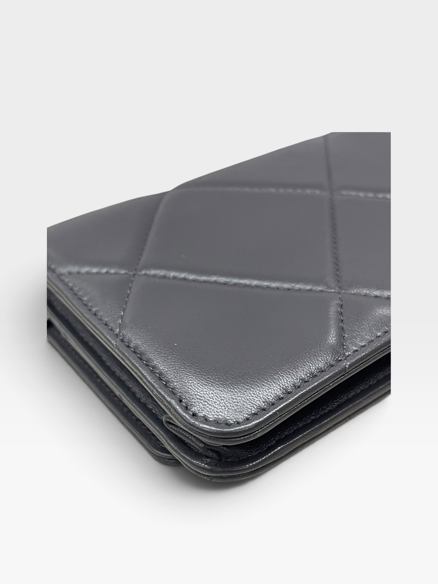 Pre-Owned CHANEL 19 Wallet On Chain / Product Code: 091008