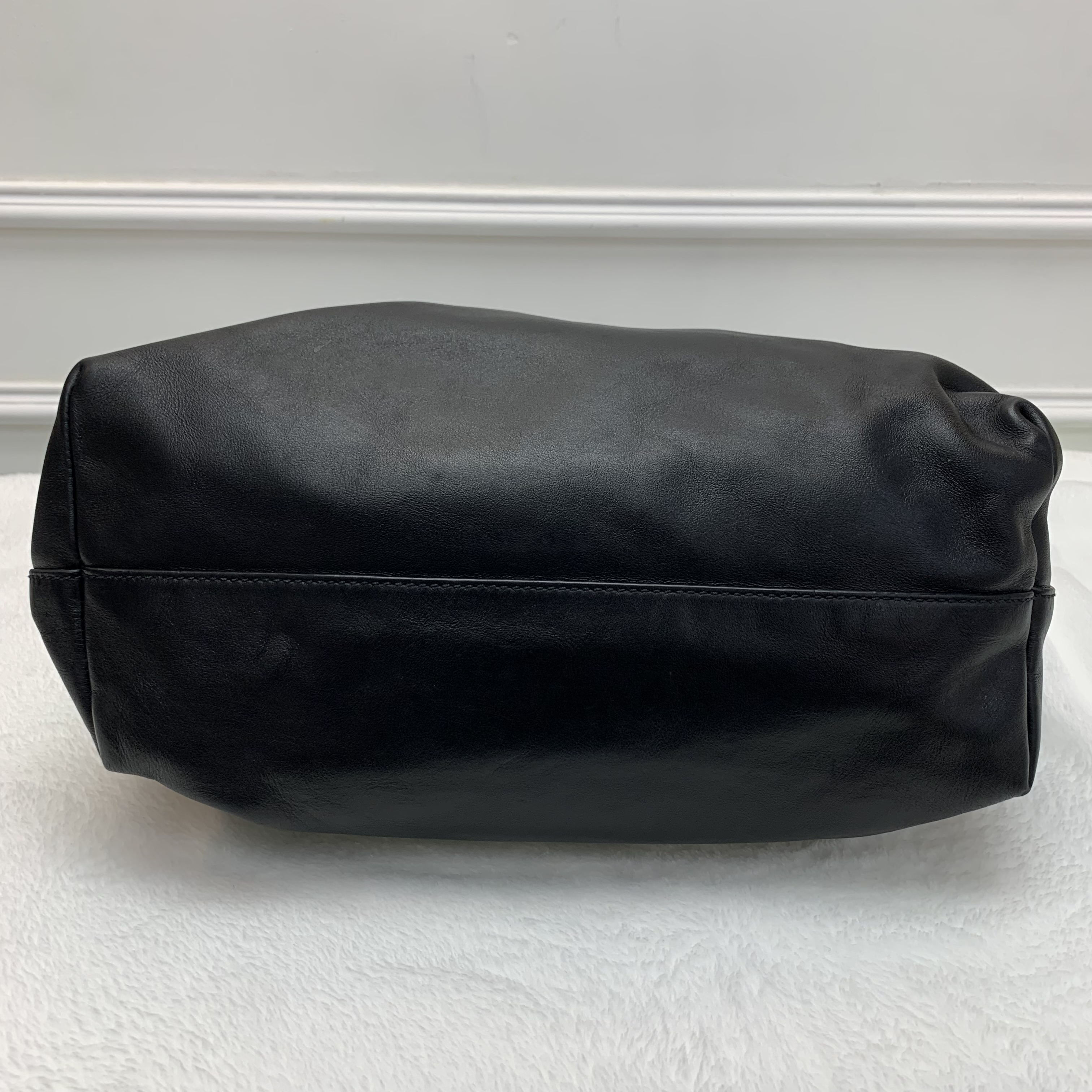 OL必備大牌平價黑色手袋👜Miumiu中古黑色皮革手袋