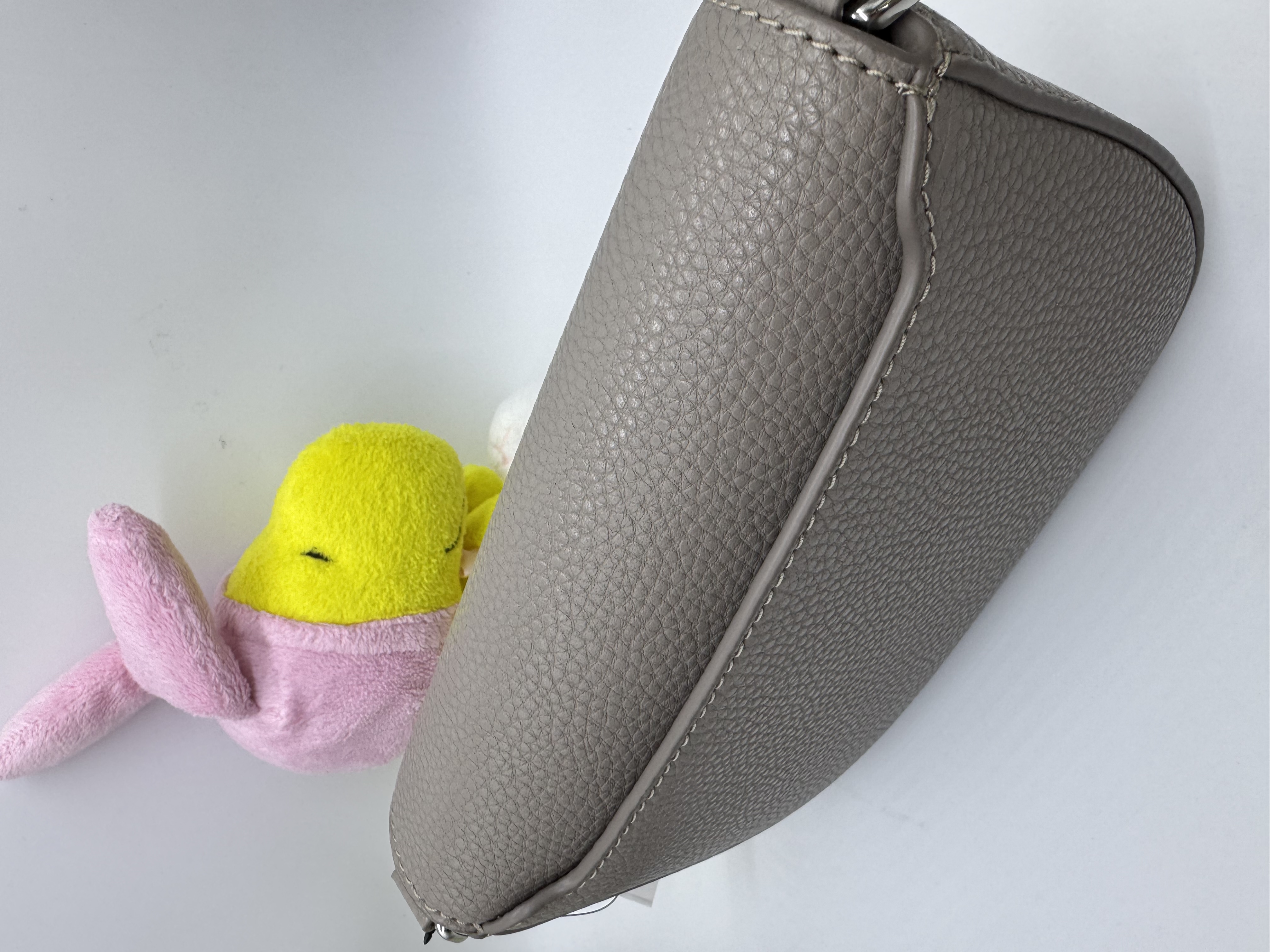 ✈️✈️Marc Jacobs outlet就係不一樣嘅色彩同皮感🤩🤩卡其色粗帶扭扣手袋現貨😎😎