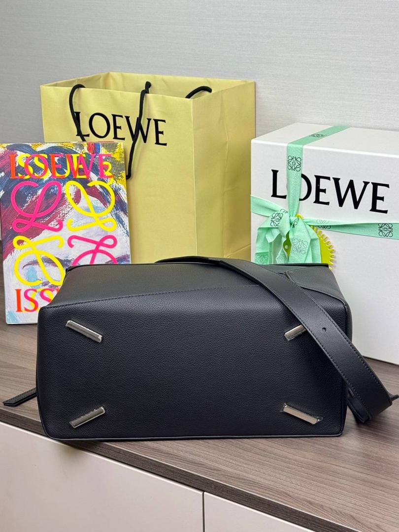 🎈大号𝘗𝘶𝘻𝘻𝘭𝘦 𝘌𝘥𝘨𝘦* ——【👉🏻黑色荔枝纹】 尺寸：𝟑𝟕-𝟏𝟗-𝟐𝟑𝐜𝐦 编码：260404 ❤️ 经典拼图系列，不规则立体几何设计，最具辨识度的立体廓形和几何美学，顶级进口机搭配德国沙菲线，独家定制五金，𝗬𝗞𝗞拉链拉头 ❤️容量超大，颜值高，四季百搭，日常出行通勤必备款