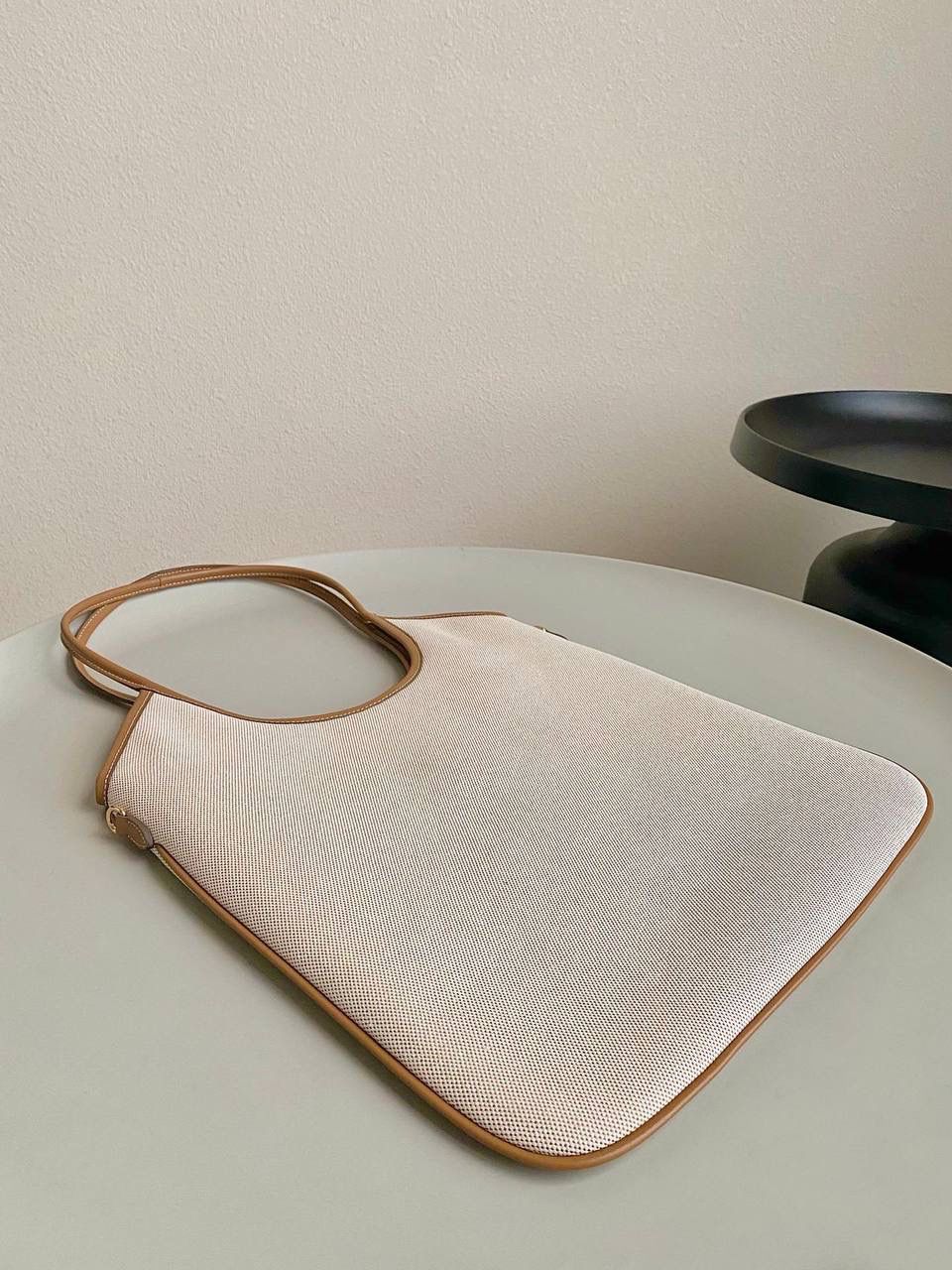 🈶帆布白 𝗠𝗶𝘂𝗠𝗶𝘂托特 爱上miu的快乐 就是不断创新 不断惊喜 造型从纯色到拼皮再到帆布 每一版都能打 能爆，真的杀疯了 35×40cm #F0110m