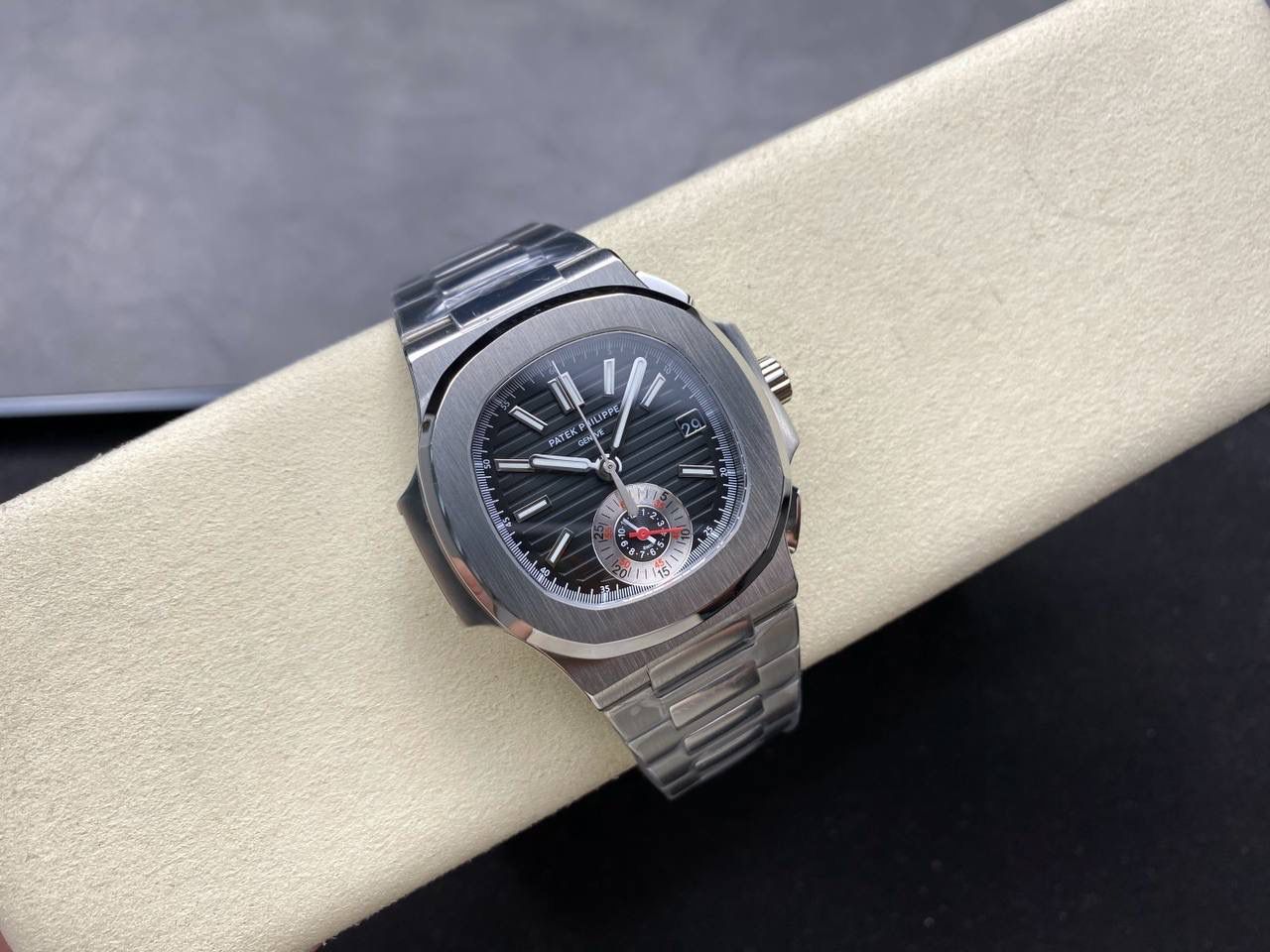 V2版真功能🌐真小秒！3K工厂 百达翡丽鹦鹉螺5980/1A-014多功能计时腕表V2版本，真小秒、真功能！【表壳】腕表尺寸40.5毫米，同正品一致的枕型表壳采用正面拉丝，侧面抛光的两种工艺组合，层次感分明，质感十足。尽显精湛工艺。【表带】采用原装表带一比一量身打造，每节表带的中央抛光部位，都能呈现钻石的形状，尽显高级质感。【机芯】3K厂采用定制版PP.CH28-520机芯，完美还原正品，时分秒，日期，和计时大秒功能。欢迎各位表友品鉴🌐