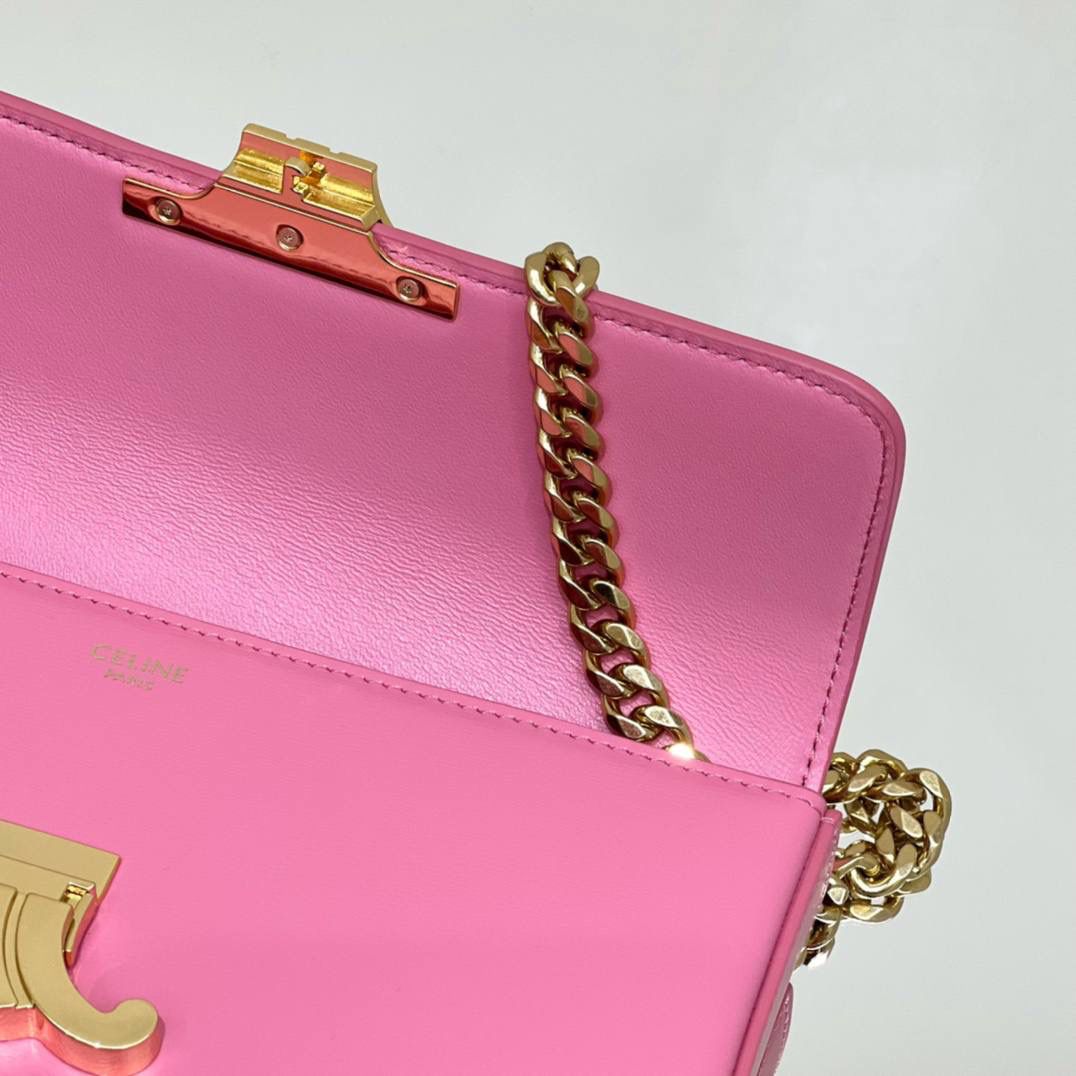 🔥大货实拍图 𝗖𝗘𝗟𝗜𝗡𝗘 ♥ 𝗧𝗥𝗜𝗢𝗠𝗣𝗛𝗘链条腋下包 型号：197993 尺寸：20.5*11.5*4cm