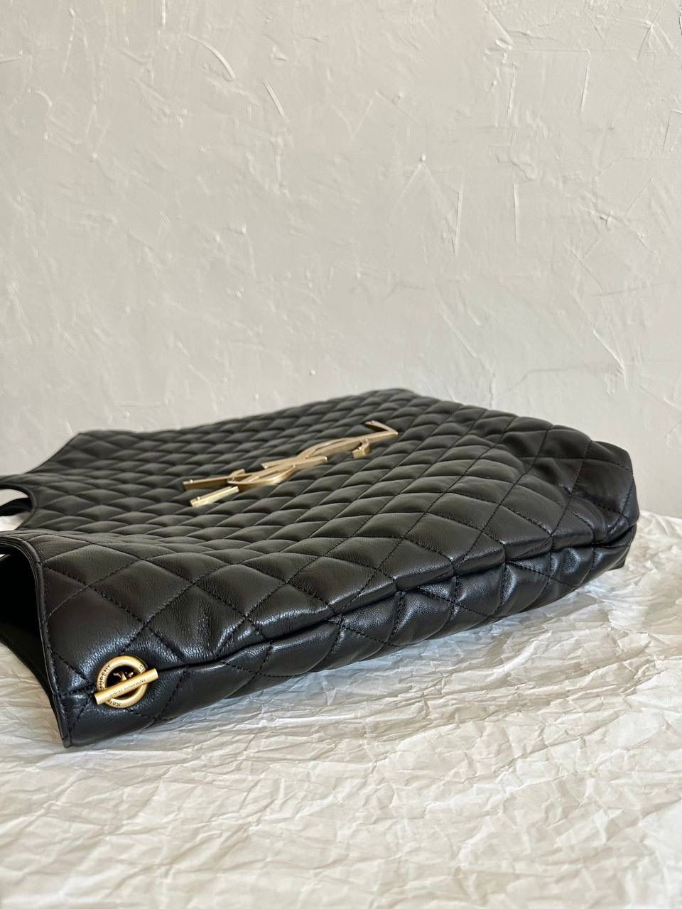 销量王🔥预定月底⏰ ys1 Icare bag超大tote 今年最火的大包一定是它！ 超夸张的大logo确实很大胆 前后两片无裁切的大羊皮 你们就知道用料需要多高的成本了 据我所知，很多家已经在偷偷更换便宜的材料... (因为它足够火，皮料对不对版他们都能卖... ) 我们来晚了，价格上也做出让利 先让你们看看我们对这个牌纸的用心程度💕还是那句话吧，我们只用原厂皮，只做原版开发，只做最高版本，只做正确版❗️ 58×43×8cm698651m