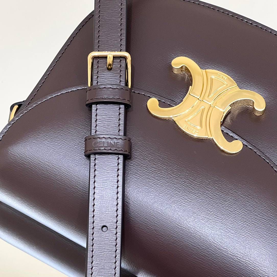 🔥大货实拍图 𝗖𝗘𝗟𝗜𝗡𝗘 ♥ 𝗧𝗘𝗘𝗡 𝗕𝗘𝗦𝗔𝗖𝗘肩带马鞍 型号：110413 尺寸：18.5*16*6cm 这只包除了皮质采用了CELINE 最具标志性的亮泽小牛皮之外，还采用了3种制包工艺(毛边/背缝/滚边背缝)市面上几乎没有品牌会这样大费周章去制作一只手袋。并且一般的品牌手袋的内衬都是麂皮的材质，而这款手袋采用了纳帕小羊皮，表里如一地奢华与精致！✨