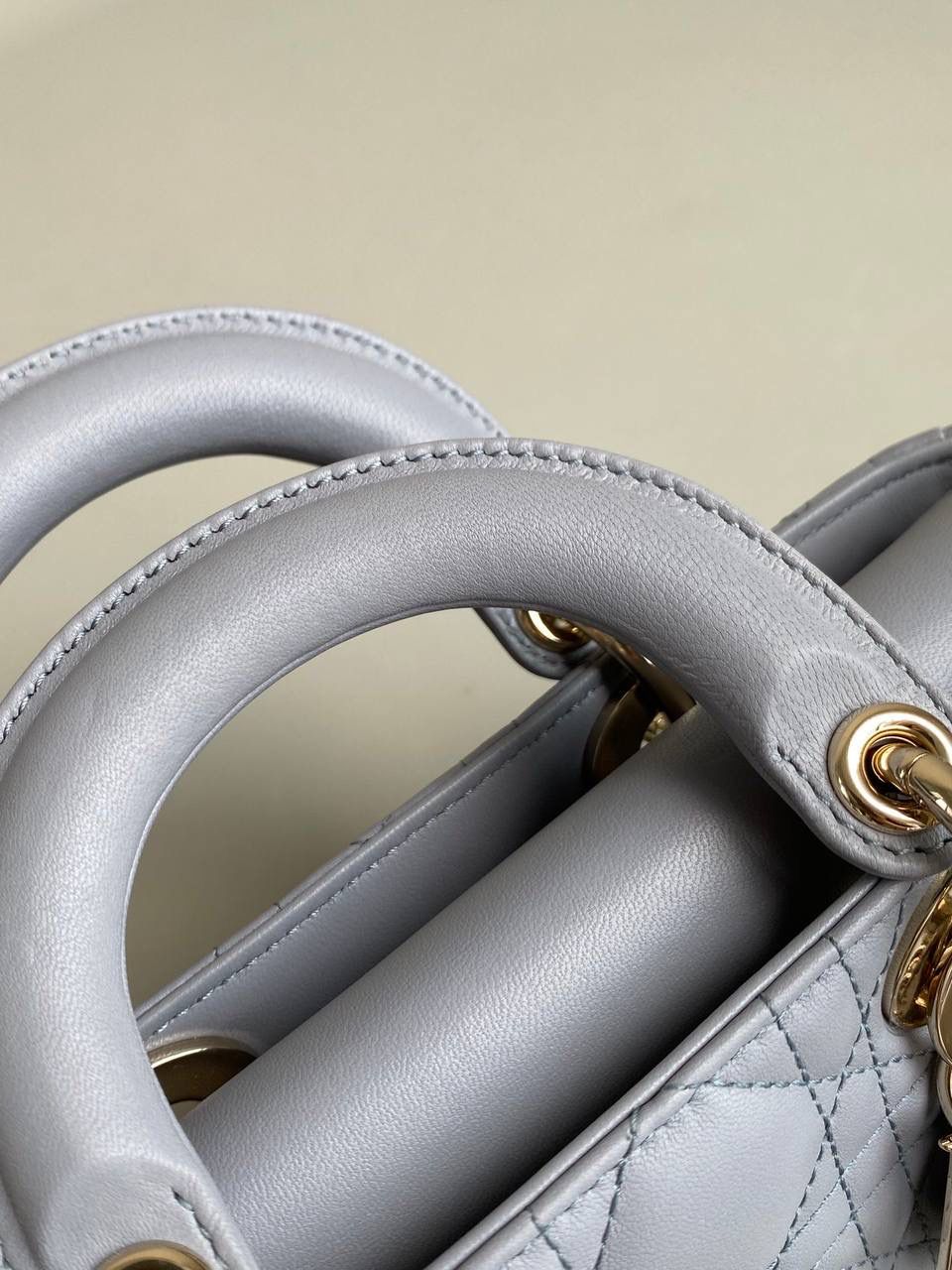 梦幻灰小号🩶 𝗗𝗶𝗼𝗿 𝗗-𝗝𝗼𝘆 𝗯𝗮𝗴羊皮2023款，新色😎😎 时尚果然就是轮回，回归了一把中古戴妃 长方包形，短链条➕细长肩带直接封神！！ 复古时髦感超强，真是什么场合都可以把住 绝对是lady中的天花板了，强势出圈啦姐妹们‼️ 22.5×12×5.5cm