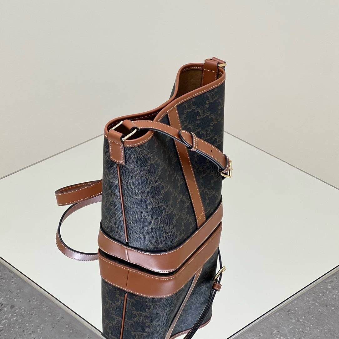 🔥大货实拍图 𝗖𝗘𝗟𝗜𝗡𝗘♥𝗧𝗥𝗜𝗢𝗠𝗣𝗛𝗘 𝗖𝗔𝗡𝗩𝗔𝗦小号水桶 型号：191442 尺寸：30*22*13cm。