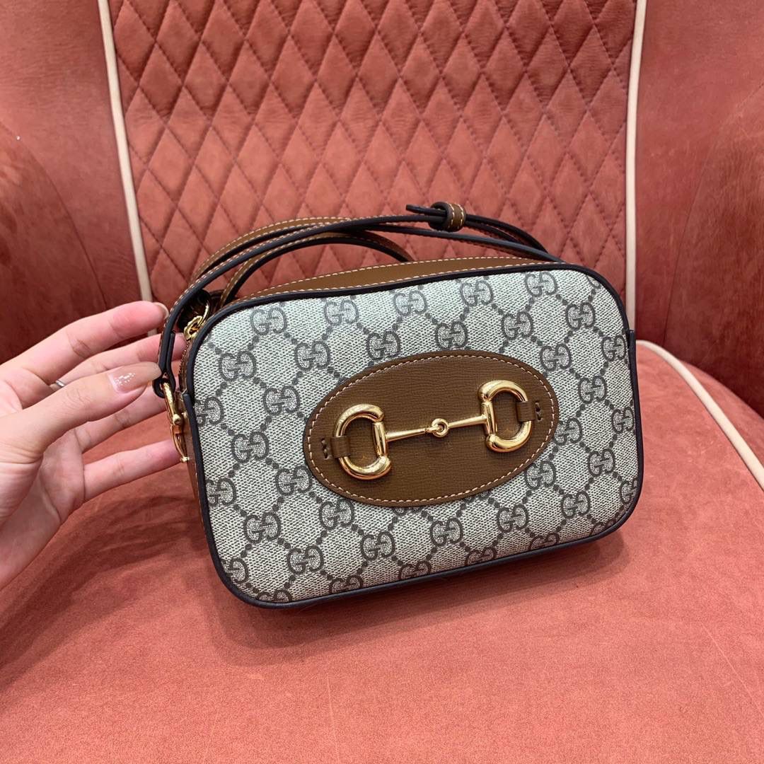 吐司🍞大爆款🔥 再来一组细节图；以表达我对他的强烈爱意，哈哈哈哈哈哈！Gucc1 horsebit 吐司包🍞(顶级原皮) 啊啊啊啊啊！！超级无敌大爆款！这应该就是我心目中的白月光， 实物是那种看到不需要犹豫马上就会买的， 相机包很多款，目前为止这个是我心目中的top 马衔扣元素和这个面料一直是我最爱的搭配设计 只是没有想到做成相机包可以这么可爱有趣 简简单单的造型却如此耐看且有那么一点高级感 跟其他相机包完全不一样！！反正这个我一拿到我就很爱很爱很爱！这个你们都可以入，必定会成为经典款！ 型号760196；尺寸20/13/6cm