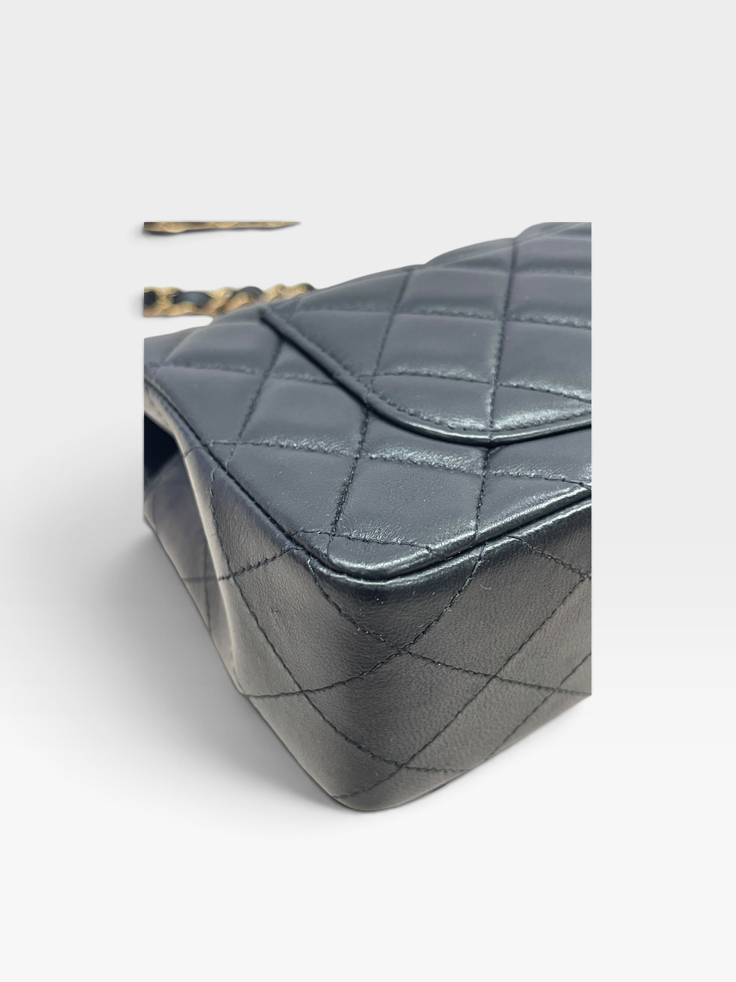 Pre-Owned CHANEL 20 Classic Flap Bag / Product Code: 090221