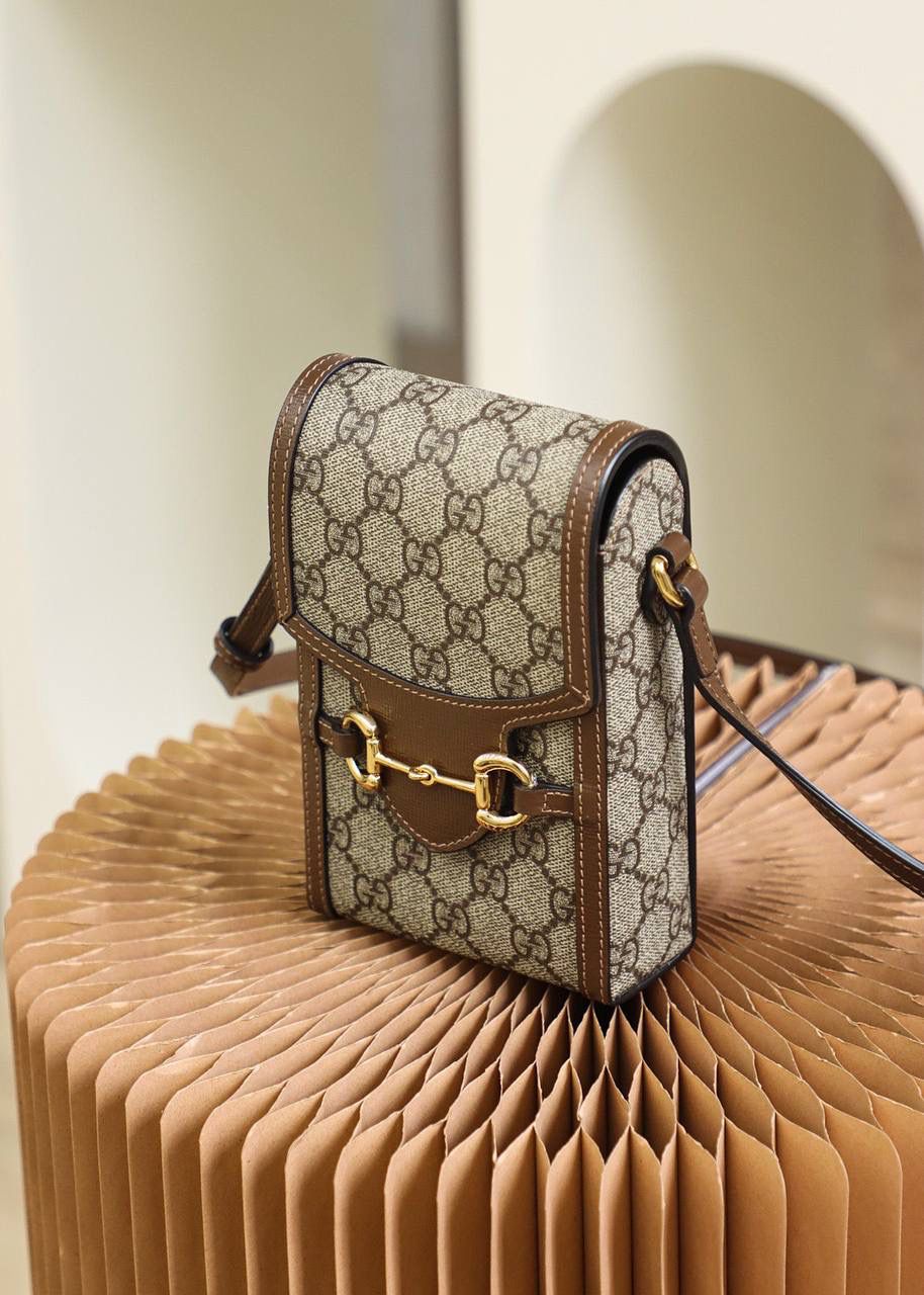 马衔扣 𝟭𝟵𝟱𝟱系列手机包 原厂皮/纯铜五金 ❤️ ☞型号：625615 尺寸：11.5*17*4cm 这款马衔扣标志的手机包，真是一见钟情，相见恨晚的知音，复古气息十足，老花本身就很百搭吸眼球，搭配复古的棕色皮料设计，大家非常喜爱的马蹄扣设计，分分钟想让人入手的冲动，可爱的造型，容纳量非常的高，日常出门的必备神器，颜值担当，不只装下可爱，男女都可共同，爱了！🤩🤟🏻