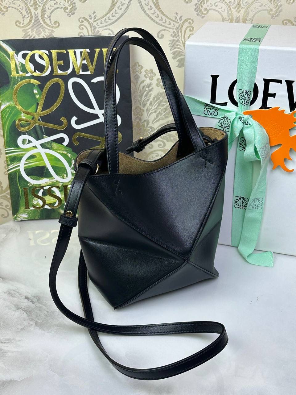 *𝐏𝐮𝐳𝐳𝐥𝐞 𝐅𝐨𝐥𝐝折叠手袋👜* ——全新【𝗡𝗘𝗪】升级‼️ 延续经典𝙋𝙪𝙯𝙯𝙡𝙚的标志性几何裁剪设计，新晋顶流🅰️𝙋𝙪𝙯𝙯𝙡𝙚 𝙁𝙤𝙡𝙚 𝙏𝙤𝙩𝙚以折纸包为灵感，升级成🉑完全折叠‼️的结构，立体与平面任意切换，出差旅行🧳必备单品。小牛皮材质轻且柔软，𝐌𝐢𝐧𝐢尺寸搭配一条可拆卸式肩带，手提，肩背，斜挎多样化背法✨ 尺寸：𝟏𝟔.𝟓-𝟗.𝟓-𝟐𝟎cm 款号：052322