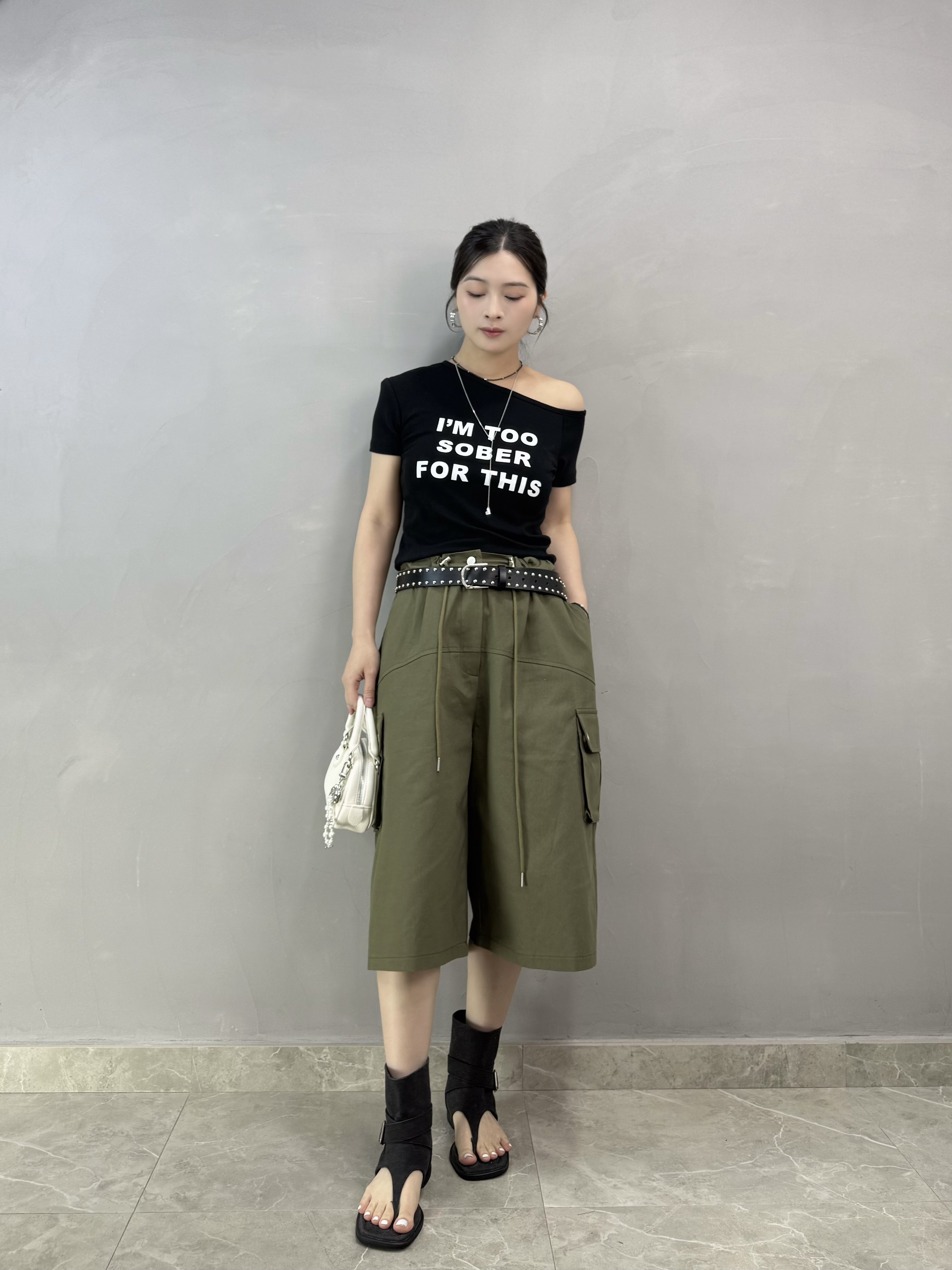 T68 斜領英文字短tee