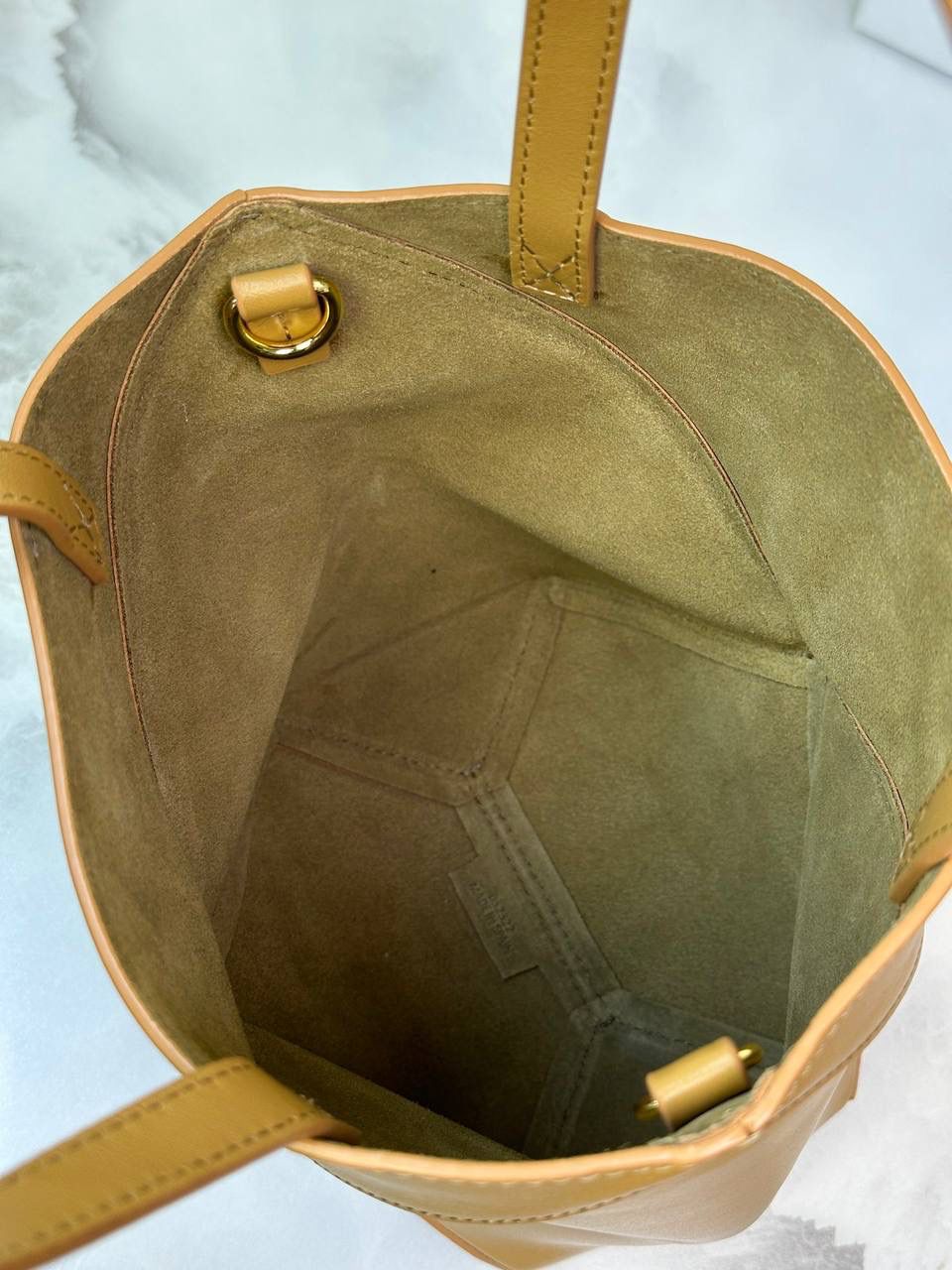 *𝐌𝐢𝐧𝐢 𝐏𝐮𝐳𝐳𝐥𝐞 𝐅𝐨𝐥𝐝折叠手袋👜* ——全新【𝗡𝗘𝗪】升级‼️ 延续经典𝙋𝙪𝙯𝙯𝙡𝙚的标志性几何裁剪设计，新晋顶流🅰️𝙋𝙪𝙯𝙯𝙡𝙚 𝙁𝙤𝙡𝙚 𝙏𝙤𝙩𝙚以折纸包为灵感，升级成🉑完全折叠‼️的结构，立体与平面任意切换，出差旅行🧳必备单品。小牛皮材质轻且柔软，𝐌𝐢𝐧𝐢尺寸搭配一条可拆卸式肩带，手提，肩背，斜挎多样化背法✨ 尺寸：𝟏𝟔.𝟓-𝟗.𝟓-𝟐𝟎cm 款号：052322