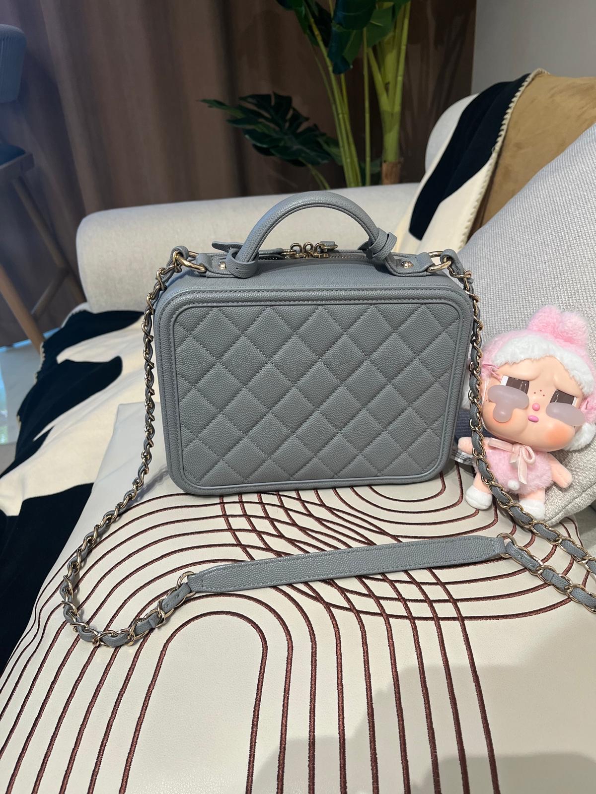 Chanel CC Filigree Medium Light Grey 100%Authentic, 95%New ✅Card ✅Dust bag