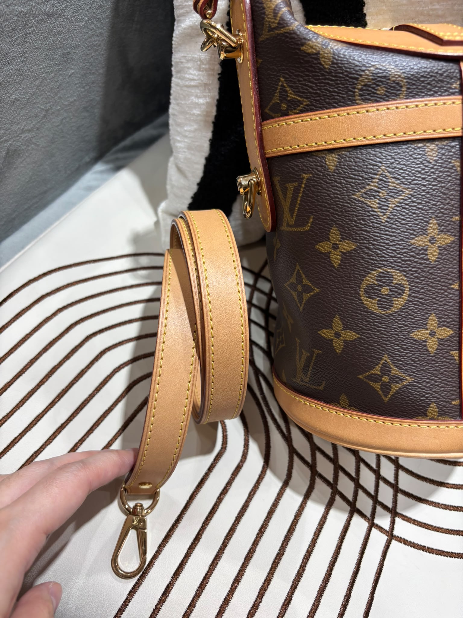 Lv Duffle bag 薯條包 bucket bag M43587 100%Authentic,95%new✅dust bag