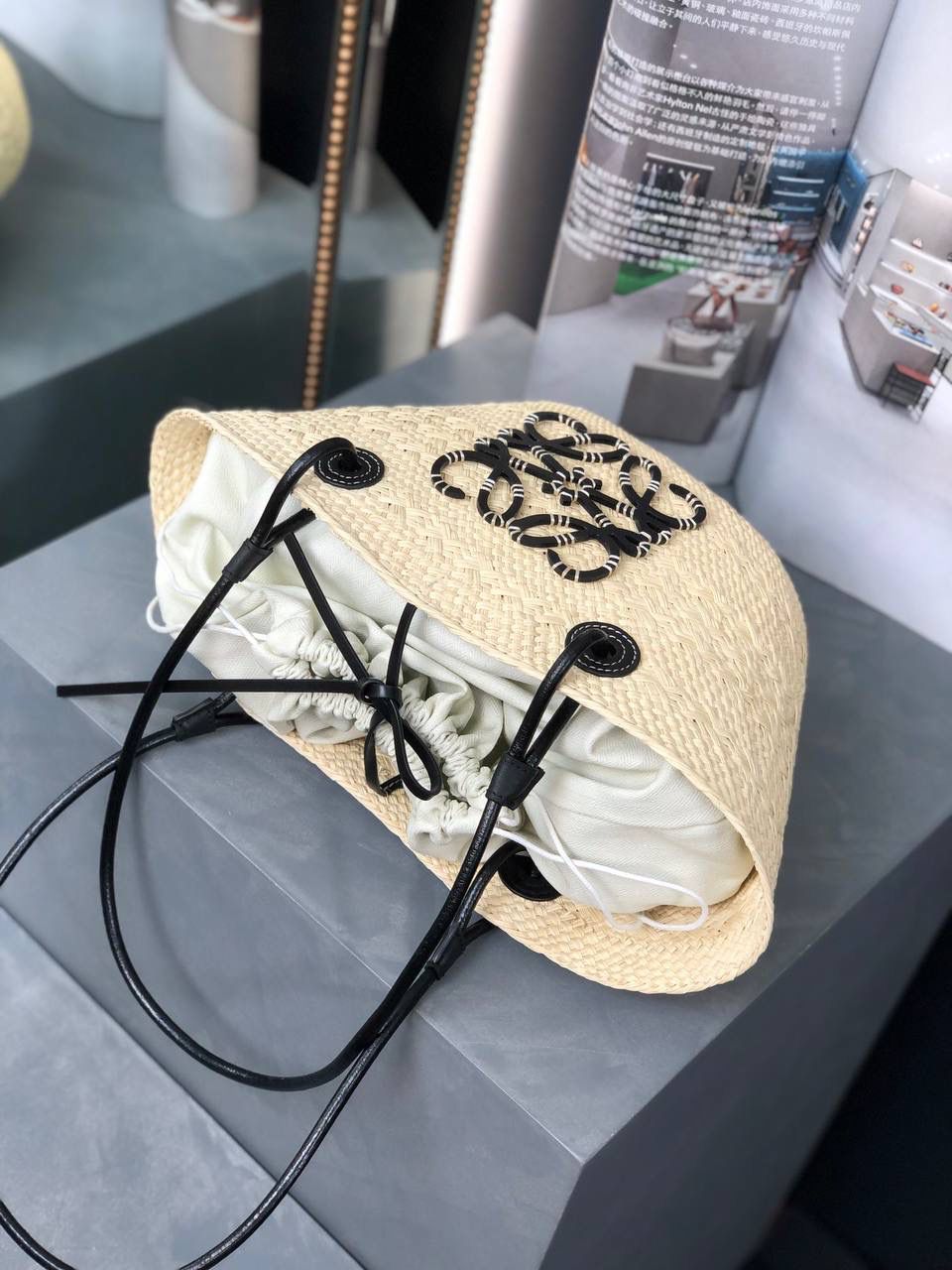 𝑨𝒏𝒂𝒈𝒓𝒂𝒎 𝑩𝒂𝒔𝒌𝒆𝒕 菜篮子🧺小号 面料：进口棕榈纤维/牛皮 颜色：原色/黑色 编码：65214285【该尺寸配防尘袋】 尺寸小号：34-13-16.5cm 尺寸中号：46-15-24cm （下单须知：‼️由于天然纤维材料特别，日照时间长短不同，颜色会略有变化，纯手工制作，每个包的尺寸也会所不同‼️） 传统篮子手袋，带有经典手工编织包身 管状牛皮带子，Anagram压纹，天然进口棕榈纤维制成，纯手工编织成型。 两个皮条装饰，无衬里（防尘袋可做内胆包）