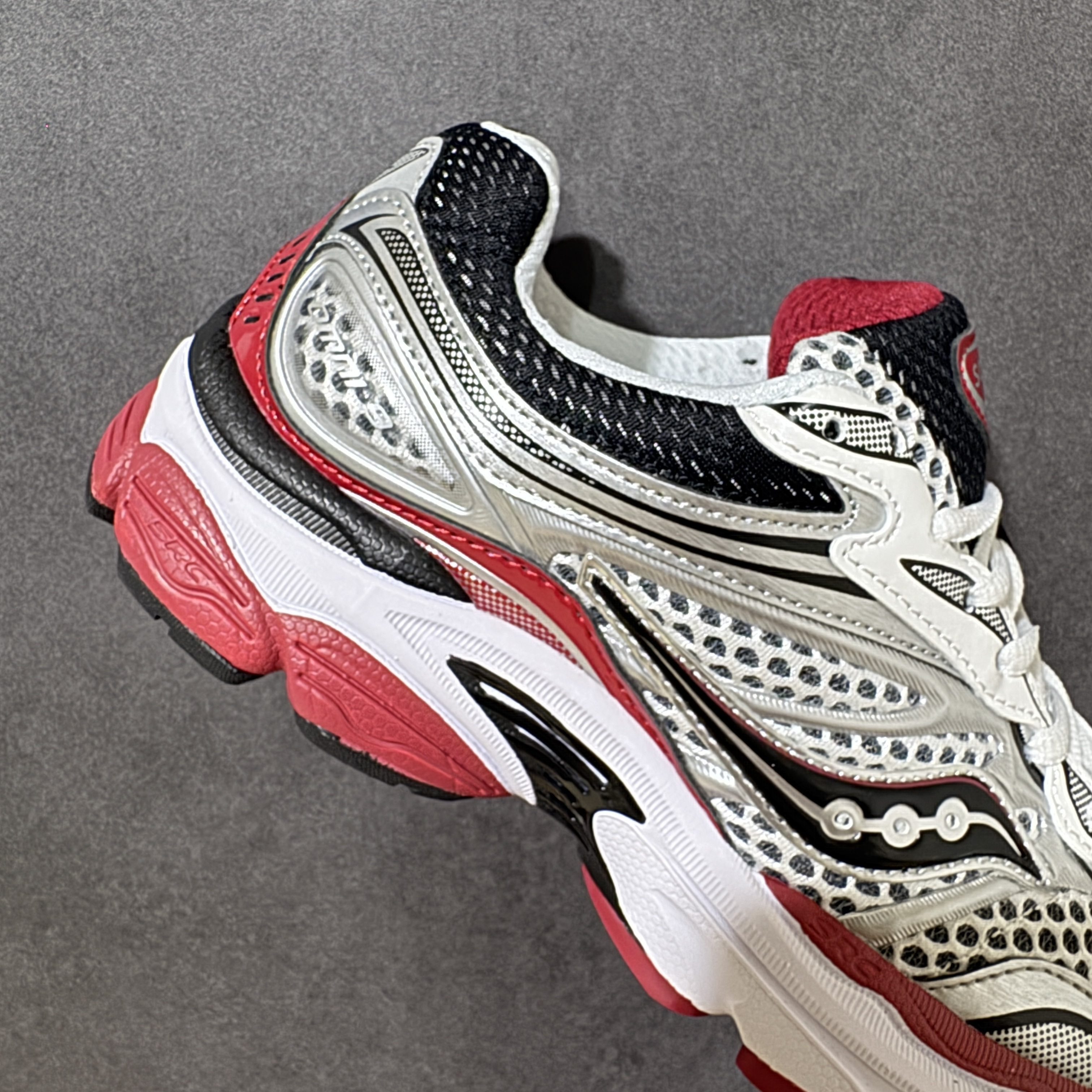 Saucony ProGrid Omni 9 OG