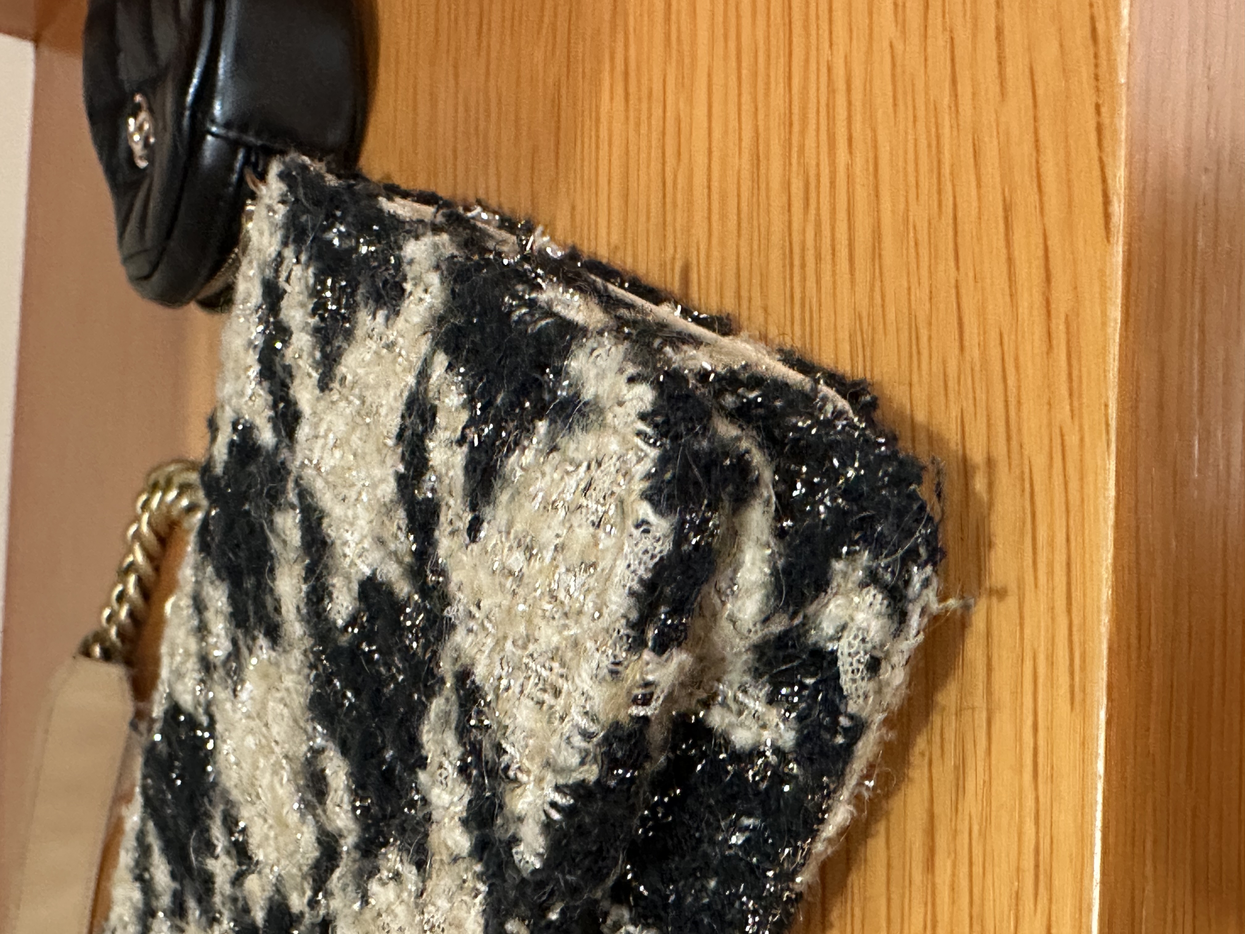 Pre-Owned CHANEL 19 Houndstooth Tweed Wallet on Chain bag / Product Code: 26042901