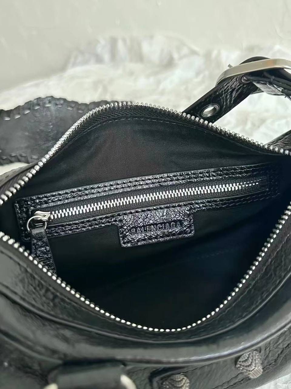 ⏰ ba1enciaga duffle cagole波士顿机车包黑色🖤 机车系列壮哉，又出新款咯～ 这只出来也是一眼爱 波士顿的包型真的不要太实用 手拎有腔调，斜挎也不违和 依旧采用原厂意大利VignolaNobile皮料 你们懂的😎 19.8×14×11.9cm743356m