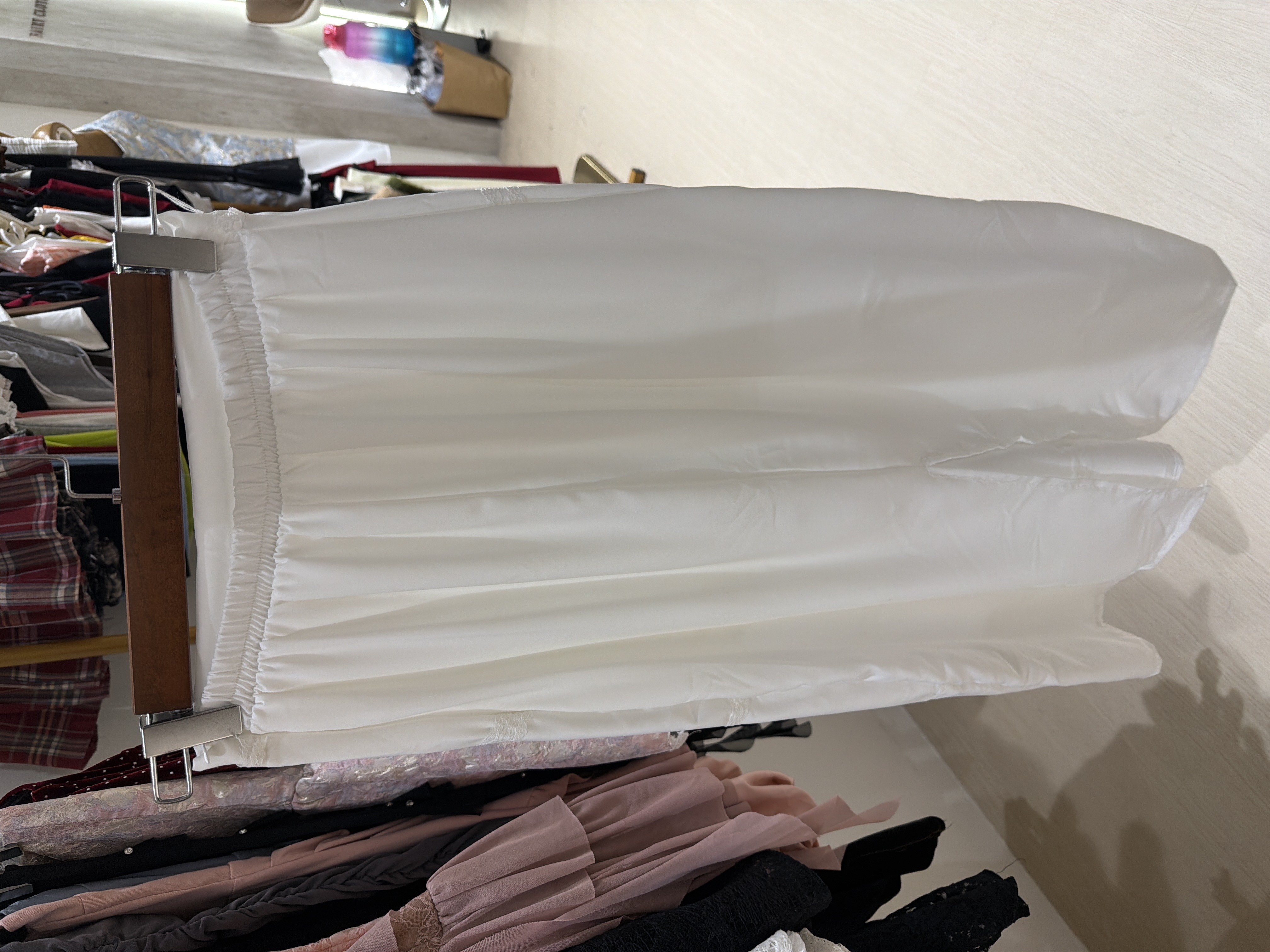 白色蕾絲邊半身裙