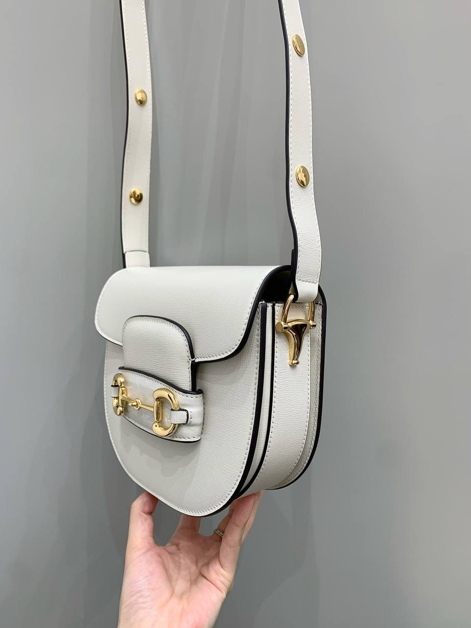 新背景实拍正品级 。Gucc1 horsebit半圆迷你全皮白 （纯铜五金原厂皮） 这个小可爱是真的可爱，小小乖巧的一个 经典的设计加上配色，不管你是潮流的运动女孩👧 还是睿智的职场精英，又或者是优雅的气质女性 这款都是你完美生活中的一款适合的穿搭单品 经典百搭 实用而又不失个性时尚 1955系列寓意马到成功 来掌握自己的人生方向吧！ 型号760191；尺寸17/18.5/7.5cm
