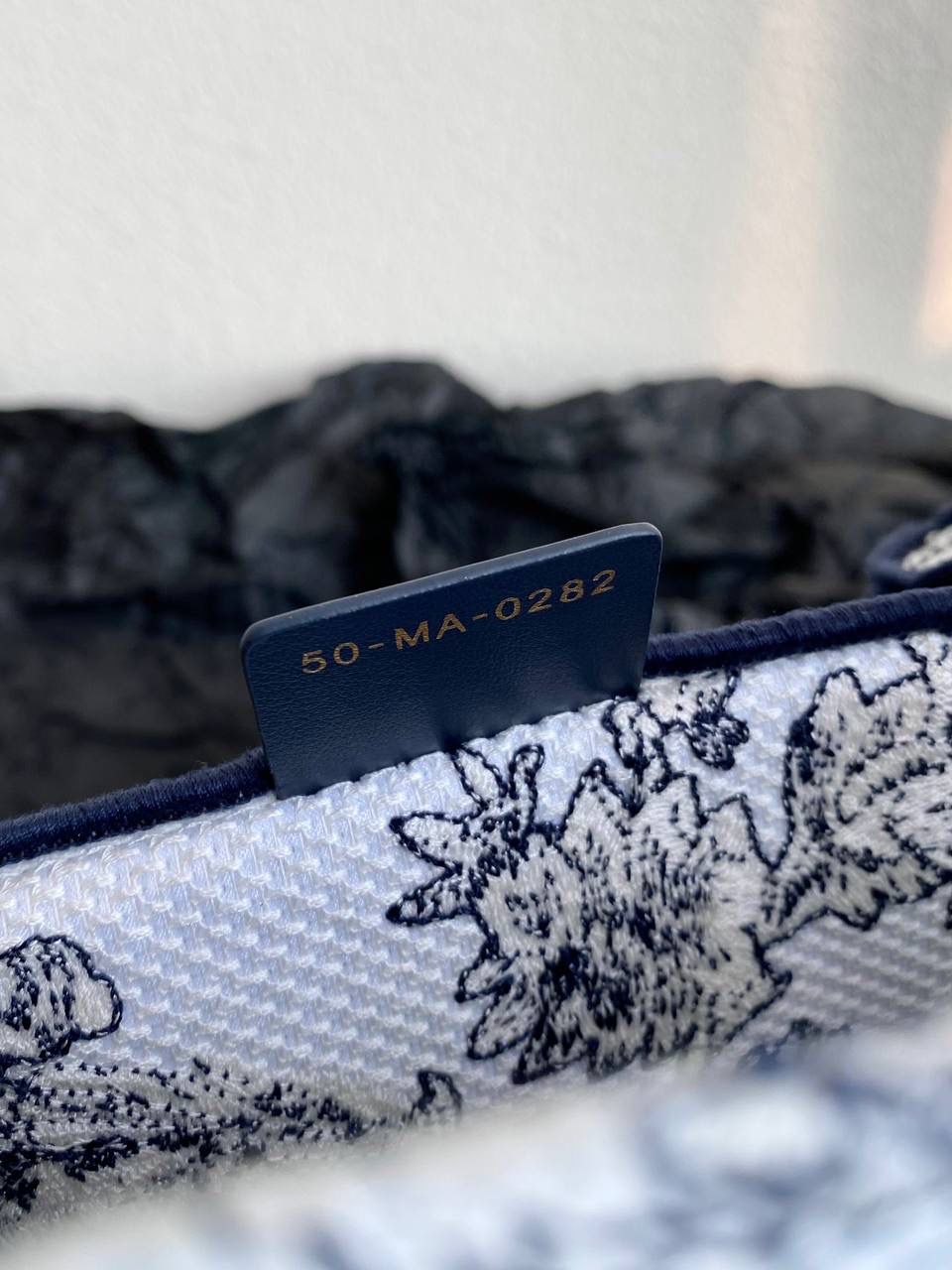 🈶植物花园，白蓝中号 𝗖𝗗 𝗕𝗼𝗼𝗸 𝗧𝗼𝘁𝗲 23早春度假系 浪漫的花卉刺绣，细节感非常强了😍 栩栩如生，不言而喻的精湛刺绣工艺 握住只有你的花花世界吧 36×27×16cm