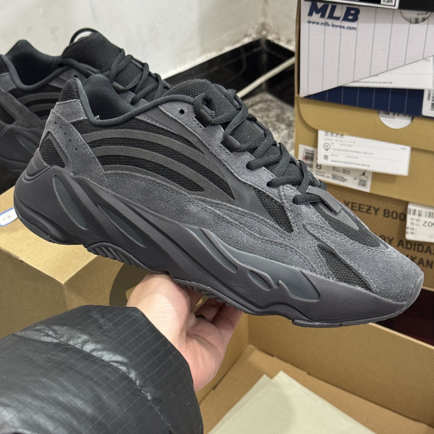 Adidas Yeezy Boost 700 V2 Vanta FU6684