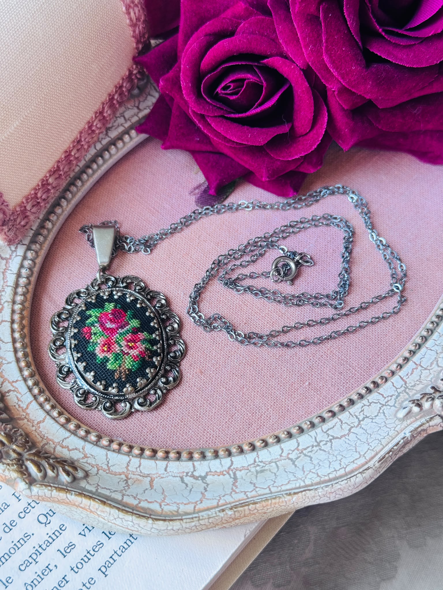 Vintage Mid-century Bouquet  Petit Needlepoint Scrollwork Framed Pendant Necklace (NZ118）