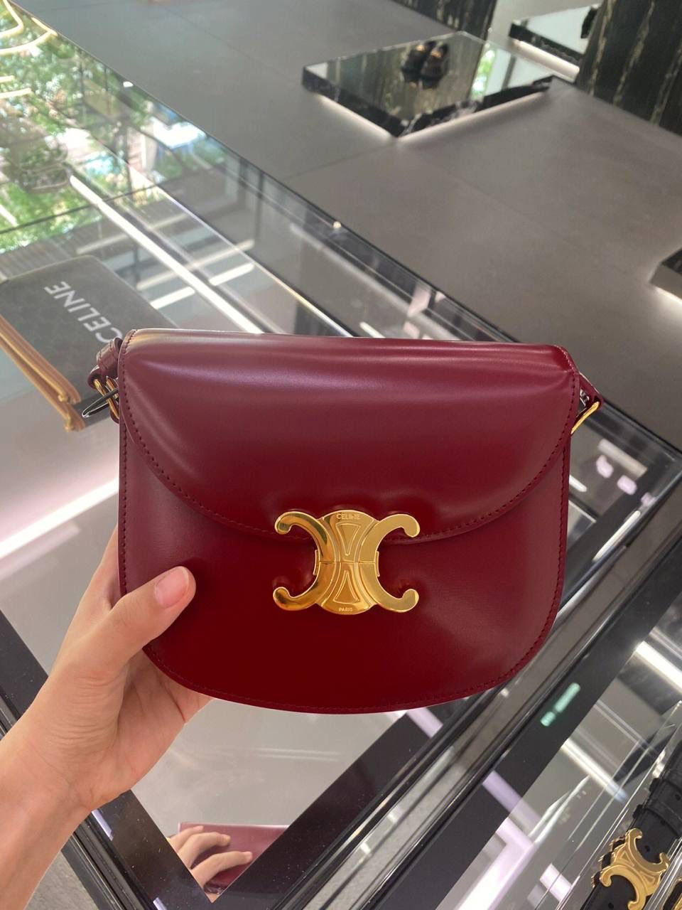 🔥大货实拍图 𝗖𝗘𝗟𝗜𝗡𝗘 ♥ 𝗧𝗘𝗘𝗡 𝗕𝗘𝗦𝗔𝗖𝗘肩带马鞍 型号：110413 尺寸：18.5*16*6cm 洋红色气场全开！红金配色太好看啦！快年底了，需要婚包，生日礼物、圣诞节、新年、本命年等等找红色包包的小伙伴千万不要错过哦！