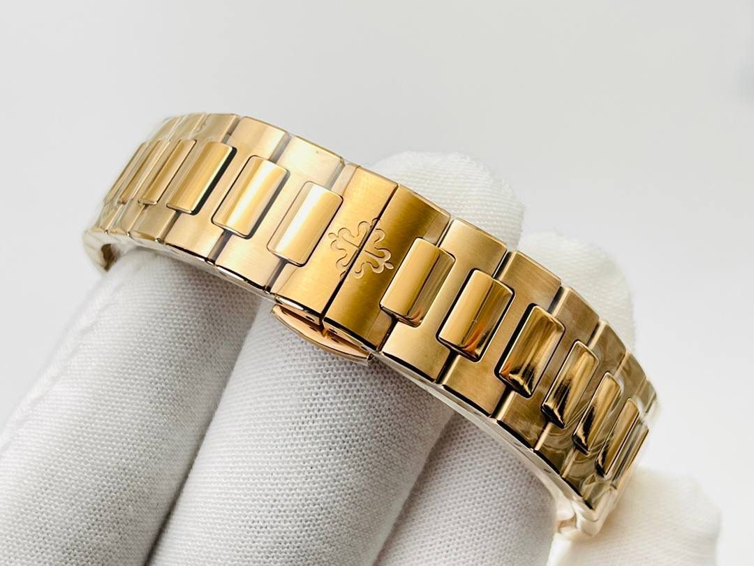 百达翡丽鹦鹉螺女款腕表PP7118强势来袭！ “324”机芯最高版本““到货”” 唯一媲美正品的副本！ 正品完美互换真正Cal.324C一体29钻机芯！ 全新订制版百达翡丽专Cal.324SC自动上链机芯。史无前例厚度和正品一致完全实现。整机根据真正的Cal.324SC机芯设计-1:1尊重原厂设计，傲视市面上一切副本百达翡丽。 机芯尺寸“27.0mm”厚度“3.3mm”动力存储“45小时”数据正品一致！ 腕表尺寸34MM，厚度8.3MM，全网最薄！ “没人能拥有百达翡丽，只不过为下一代保管而已。”