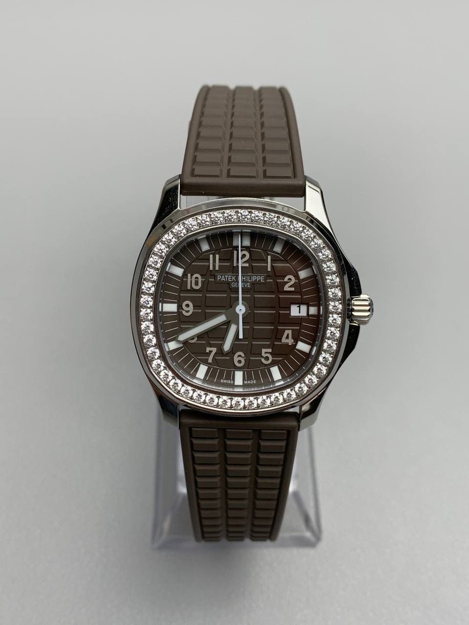 百达翡丽 5067A 手雷 石英女表 ——PPF继续购入原装PP--5067A腕表，独立拆解开模。完美还原PATEK PHILIPPE--5067A全系列石英腕表，带来全网最佳的复刻产品和极致体验。 【表带 扣】 1.采用与原装一致的天然复合橡胶（Tropical）材质，经久耐磨，可抵抗海水侵蚀和紫外线辐射。 2.完美克隆Aquanaut最新表扣，即使在非常细小的拐角处上也做有倒角润饰，确保还原正品般的舒适感。 【表壳】 1.腕表尺寸35.6X7.7mm 圆润的八角形表壳与原装一致，保持着复古的造型和精湛的打磨。 2.旋入式把头设计和实心底盖吻合与原版 3.表圈镶嵌46颗顶级施华洛世奇水晶（共计1克拉） 【机芯】 瑞士石英机芯改PPCal.E23-250芯。走时稳定，续航持久，性价比超高。