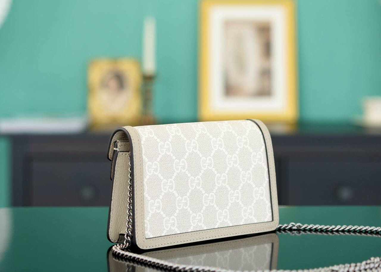 🥯GG Dionysus系列超迷你手袋酒神 燕麦色 16.5cm 正品售价¥8.000 GG家入门级小包推荐，酒神里面的经典基础款 经典酒神扣搭配原厂小牛皮 出镜率非常高 简直是穿搭利器 官方款号 476432 尺寸迷你：16.5x10x4cm 尺寸小号：28x17x9cm