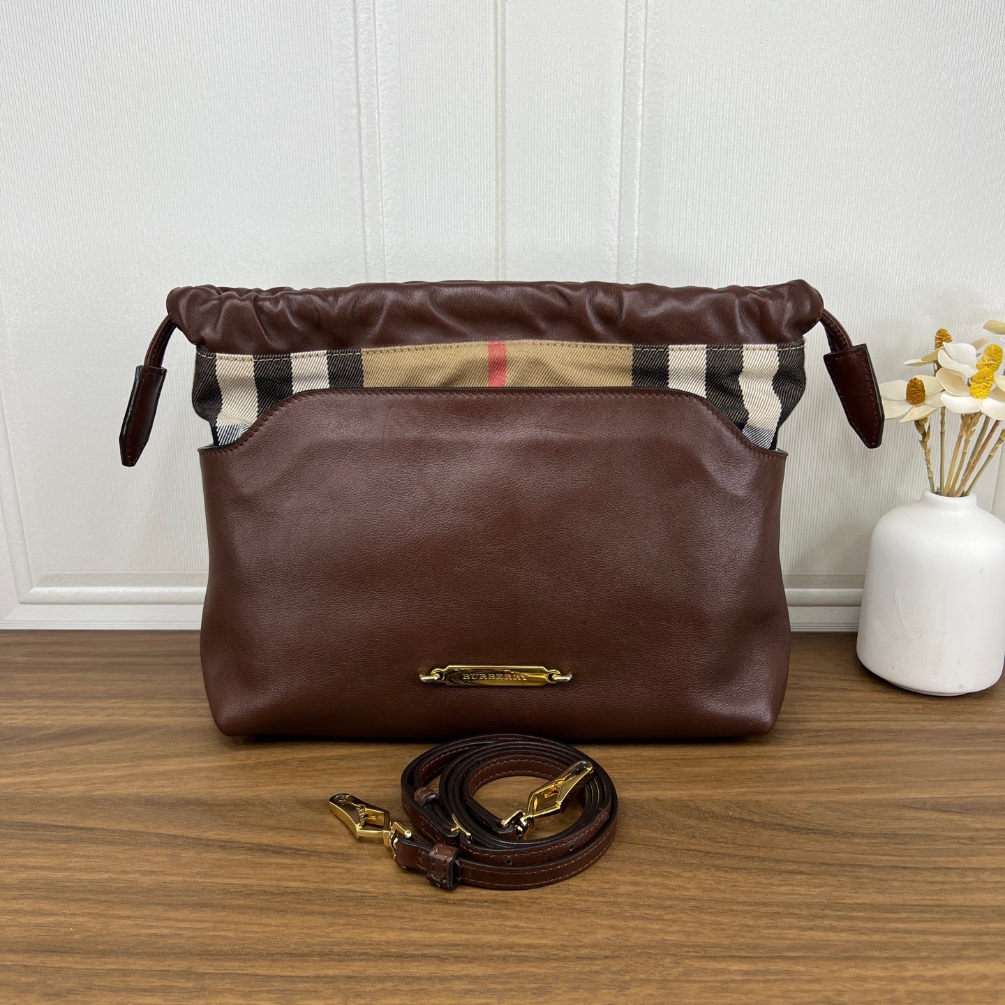 【預訂貨品】Burberry 小牛皮水桶包