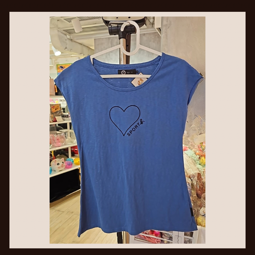 💙 簡約法式風！SPORT b. 經典心型標誌藍色棉質 T-shirt
