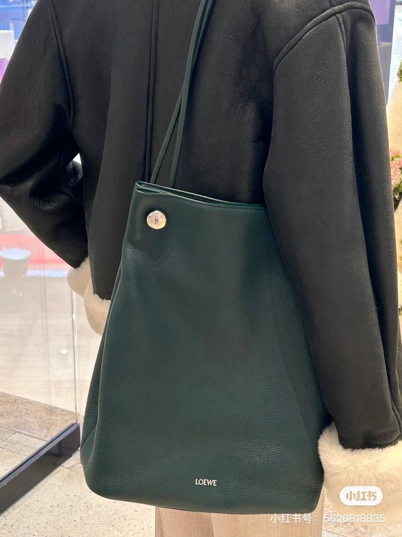 🎈（全钢）新款𝗣𝗲𝗯𝗯𝗹𝗲 𝗛𝗼𝗯𝗼大号 ——【常青色到货💕】 尺寸：𝟮𝟳.𝟱-𝟭𝟭.𝟱-𝟰𝟬𝗰𝗺 编码：652408 【该尺寸配防尘袋】 👉🏻采用进口纳帕小牛皮材质•包包手感超级舒服柔软•自重超轻。 👉🏻正面装饰两颗闪亮的𝗽𝗲𝗯𝗯𝗹𝗲配饰•精致可爱时髦•可调节肩带•腋下单肩斜跨皆🉑。 容量超大•内置拉链插袋•可放置各种证件等小物件•超级实用。