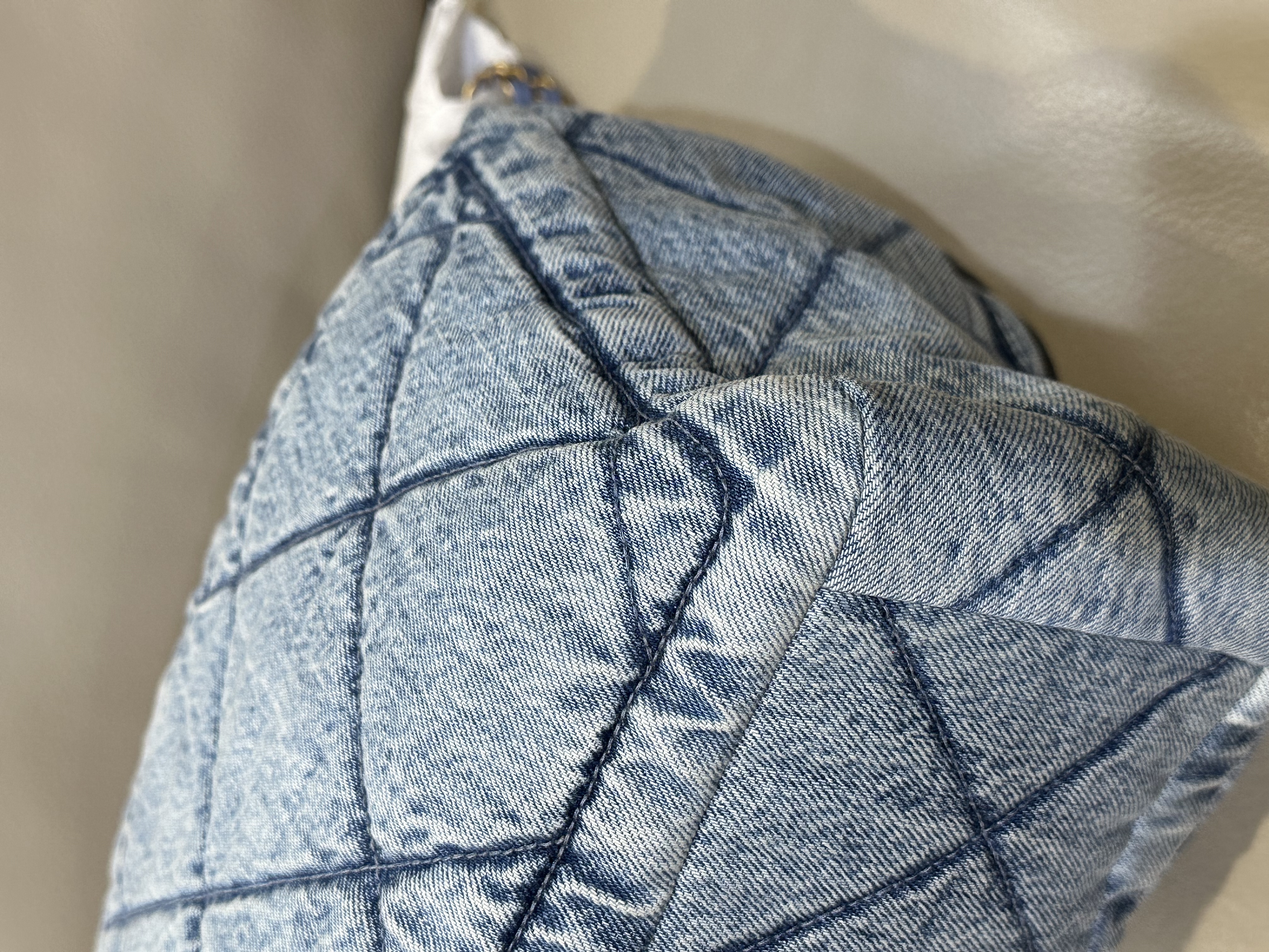 Pre-Owned  Chanel Light Blue Denim Hobo Bag / Product Code: 26040519