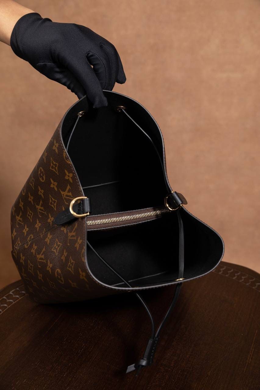 LV NÉONOÉ 水桶包 👜✨细节实拍🎀 水桶包原型来自 1932 年的香槟袋， 经典又耐看，不分年纪，背起来都很有感觉。 又能装、又好搭，休闲穿、正式穿都 OK， 属于那种越背越喜欢、怎么都不会过时的款 💖