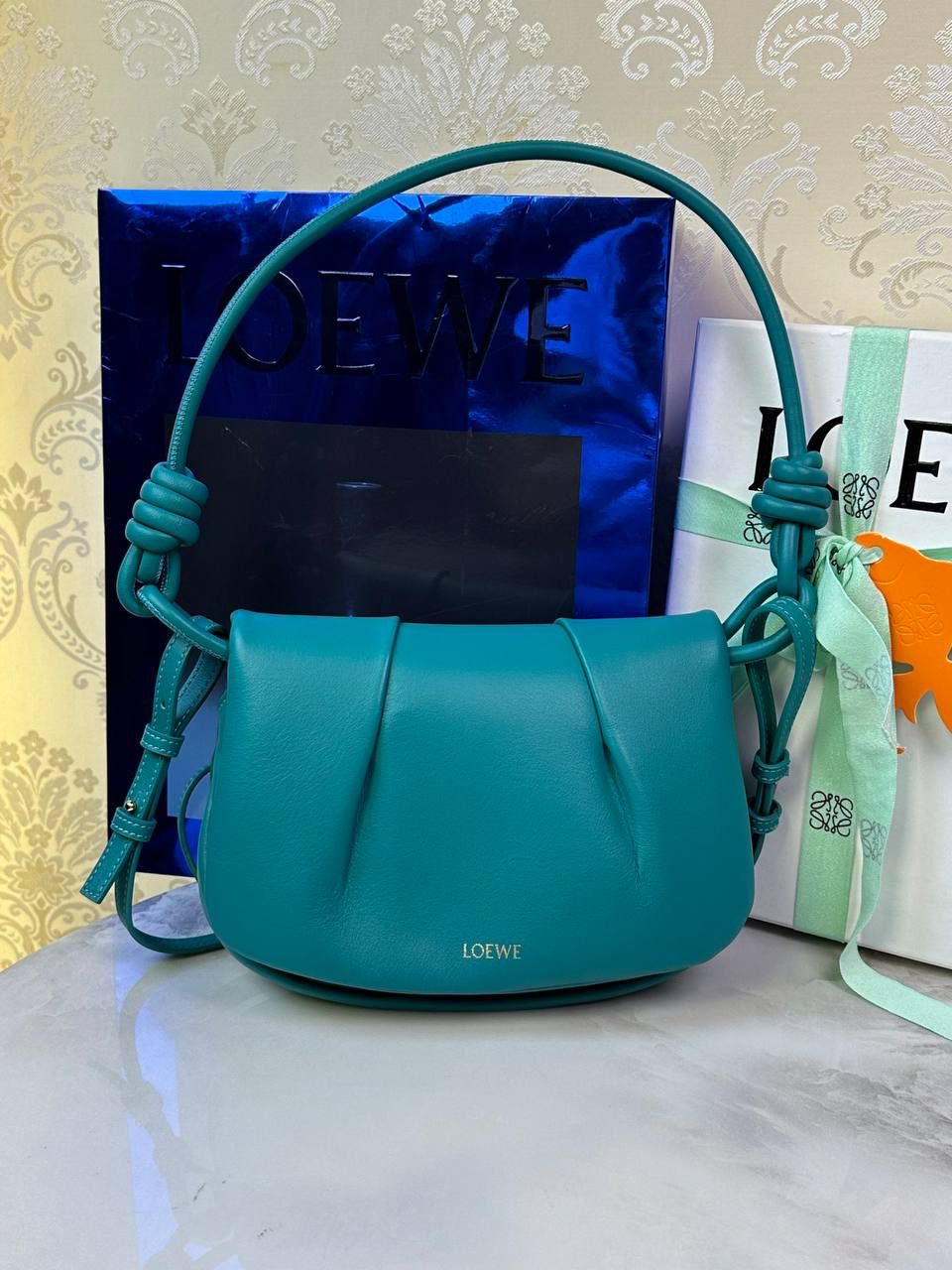 全新*𝙋𝙖𝙨𝙚𝙤 𝙨𝙖𝙩𝙘𝙝𝙚𝙡 手袋🛍️【祖母绿】 —— 朕品1w7➕😘 尺寸:𝟐𝟓-𝟏𝟕-𝟖𝐜𝐦 编码:062318 ✅做工精致，廓形简洁优雅，独特、柔软的褶襇结构，超轻盈构造，纳帕软牛皮革（里外全皮），顶部饰有flamenco螺旋绳结。 ✅配置双肩带，短手柄肩带可做腋下包不可拆卸，长肩带可肩背可斜挎可拆卸调节，磁扣开合设计，多种背法随心所欲❤